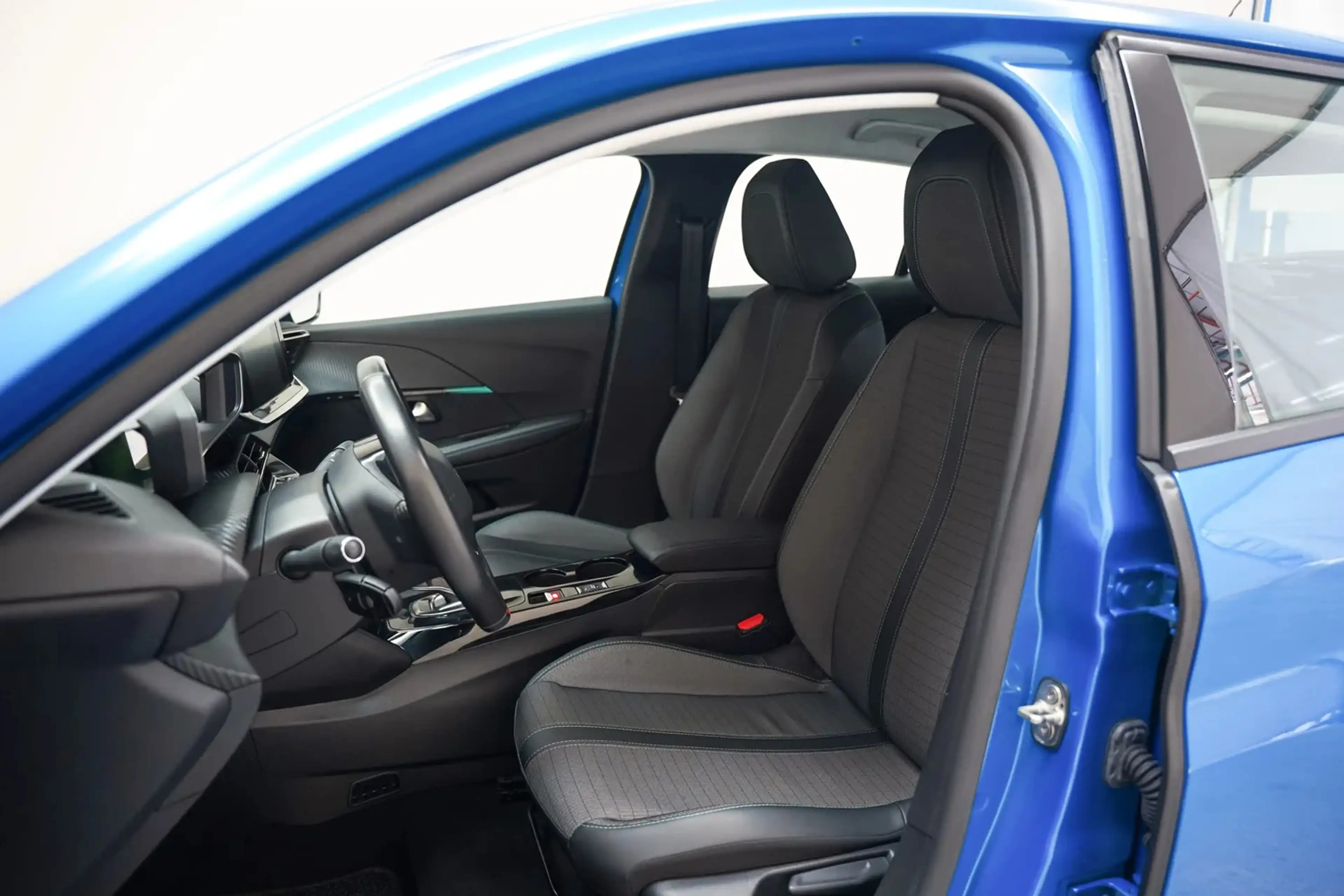 Peugeot e-208 Allure 50 kWh [ Climate Apple/Android Cruise ] — photo 8