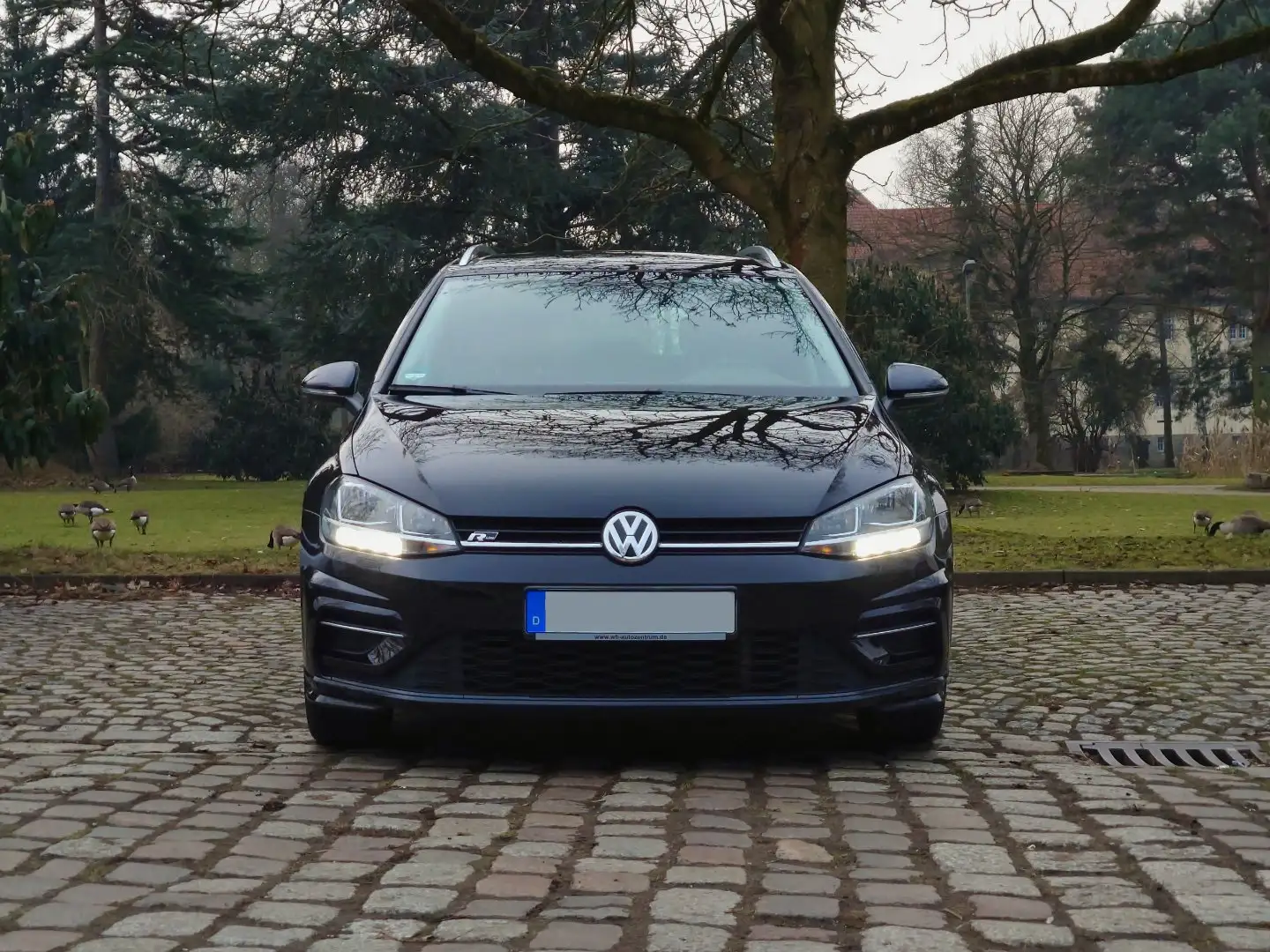 Volkswagen Golf Variant 2.0 TDI DSG 150 PS R-LINE + ACC + SITZH + NAVI Schwarz - 2