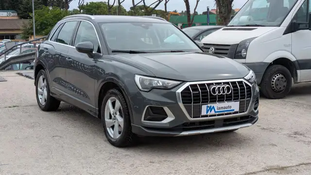 Audi Q3 view 3
