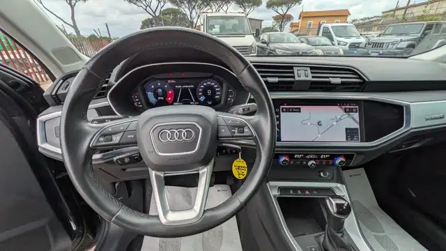Audi Q3 view 10