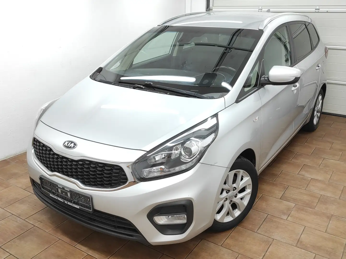 Kia Carens 2.0 KLIMA NAVI KAMERA TEMP BC EURO-6 PDC SHZ USB Argent - 2