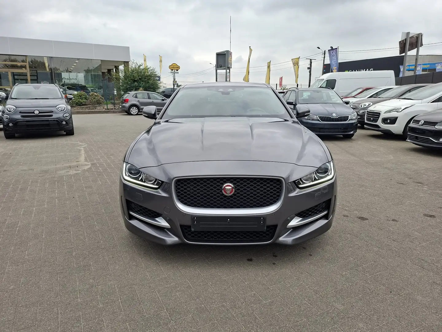 Jaguar XE XE 2.0 T R-Sport Grijs - 2
