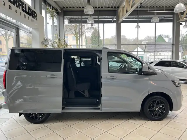 Volkswagen Transporter view 3