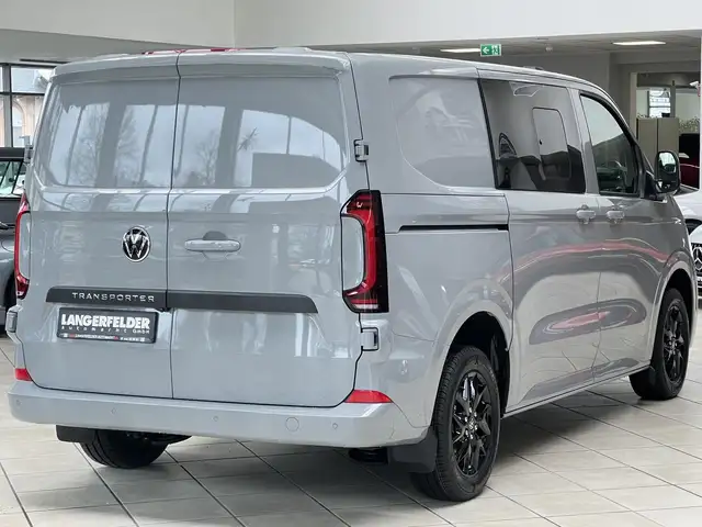Volkswagen Transporter view 4
