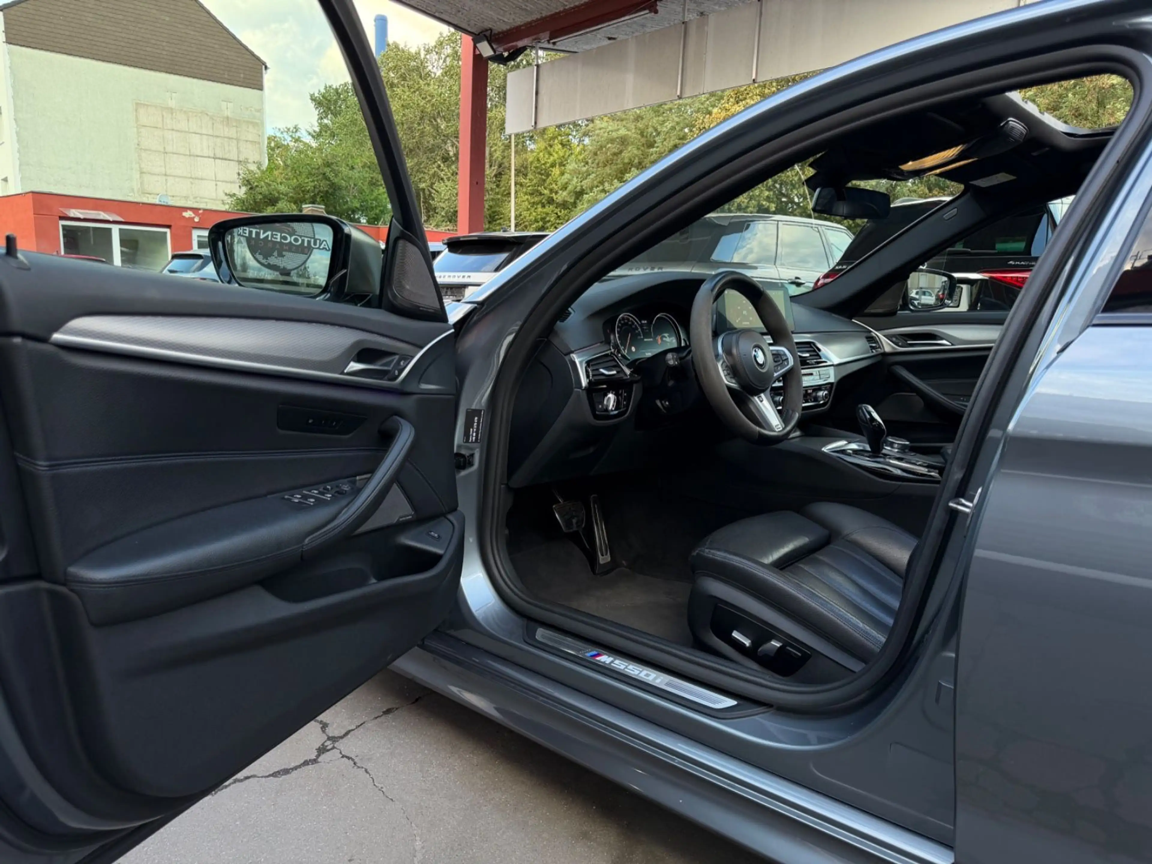 BMW 550 i xDri NAVI/LEDER/GLASDACH/20ZOLL/HUD/HARMAN — photo 8