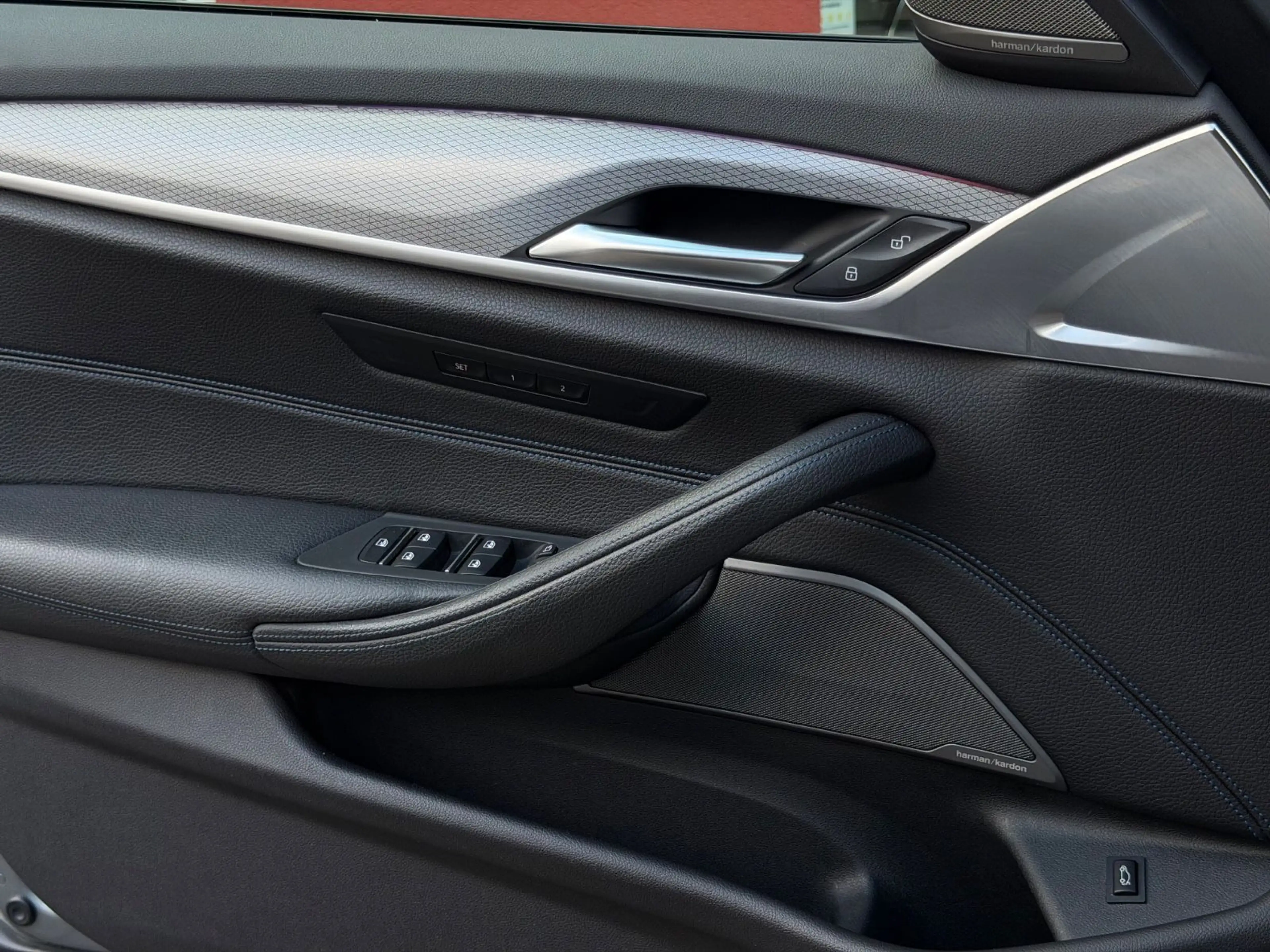 BMW 550 i xDri NAVI/LEDER/GLASDACH/20ZOLL/HUD/HARMAN — photo 7