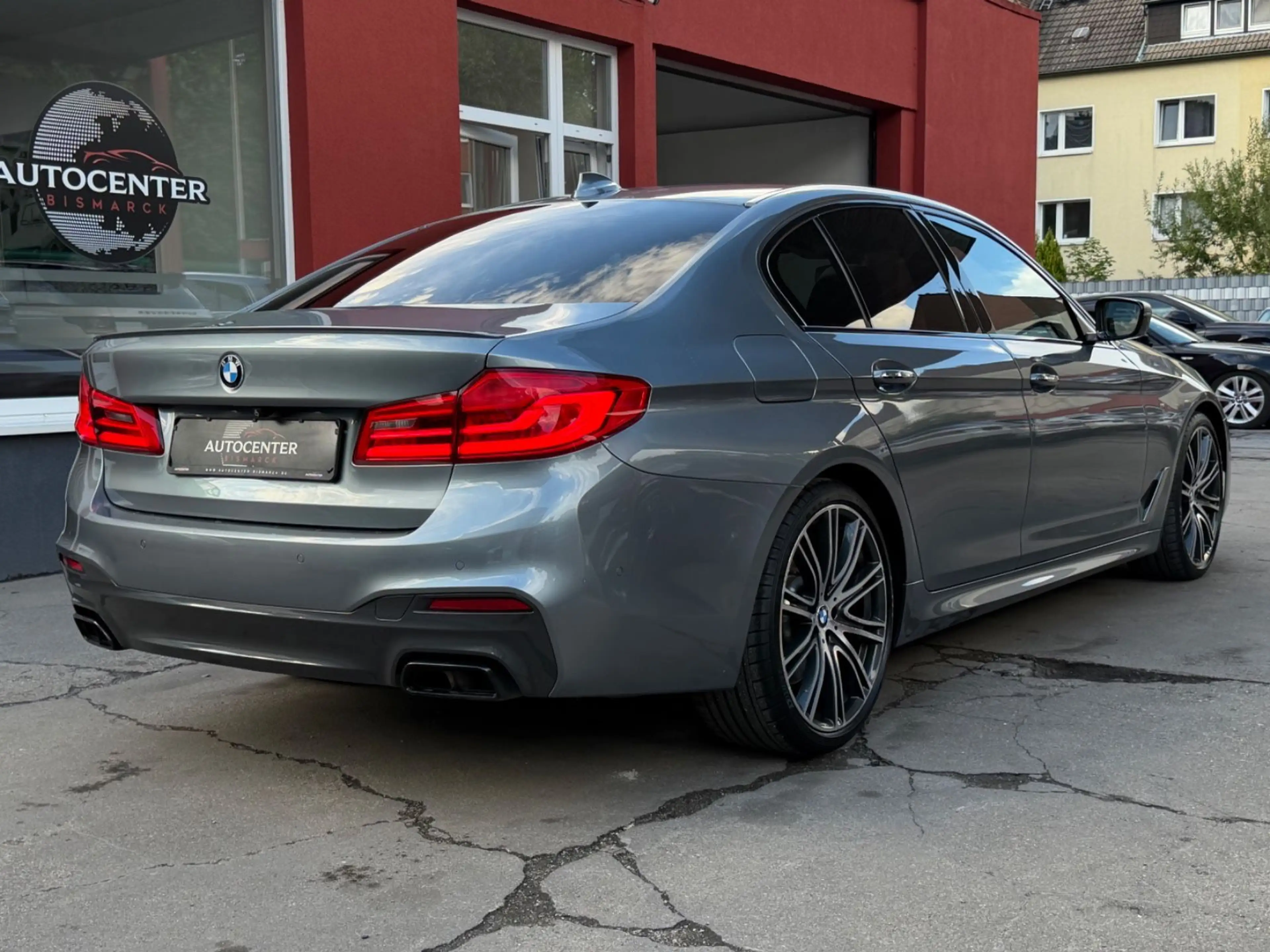 BMW 550 i xDri NAVI/LEDER/GLASDACH/20ZOLL/HUD/HARMAN — photo 4