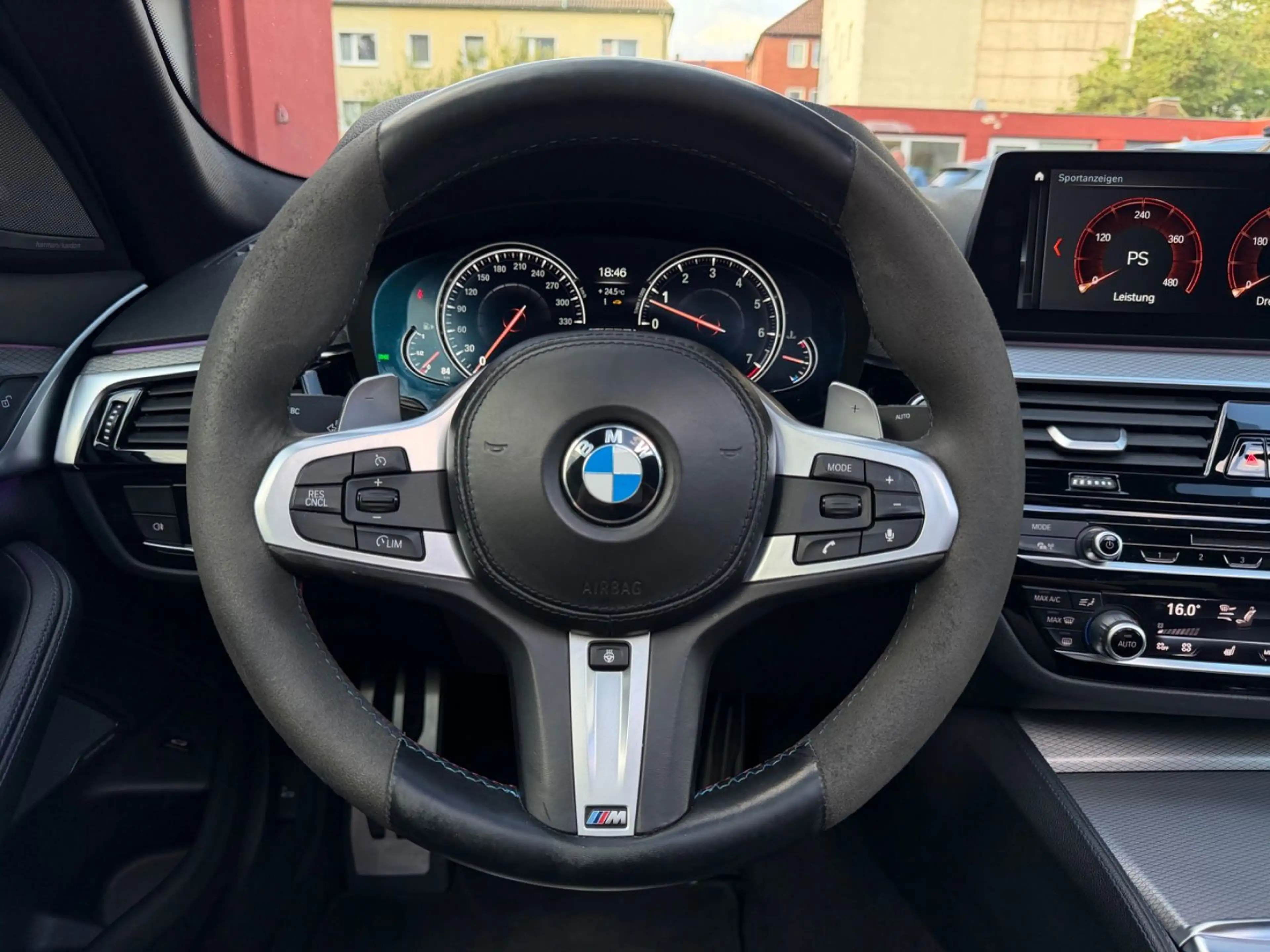 BMW 550 i xDri NAVI/LEDER/GLASDACH/20ZOLL/HUD/HARMAN — photo 12