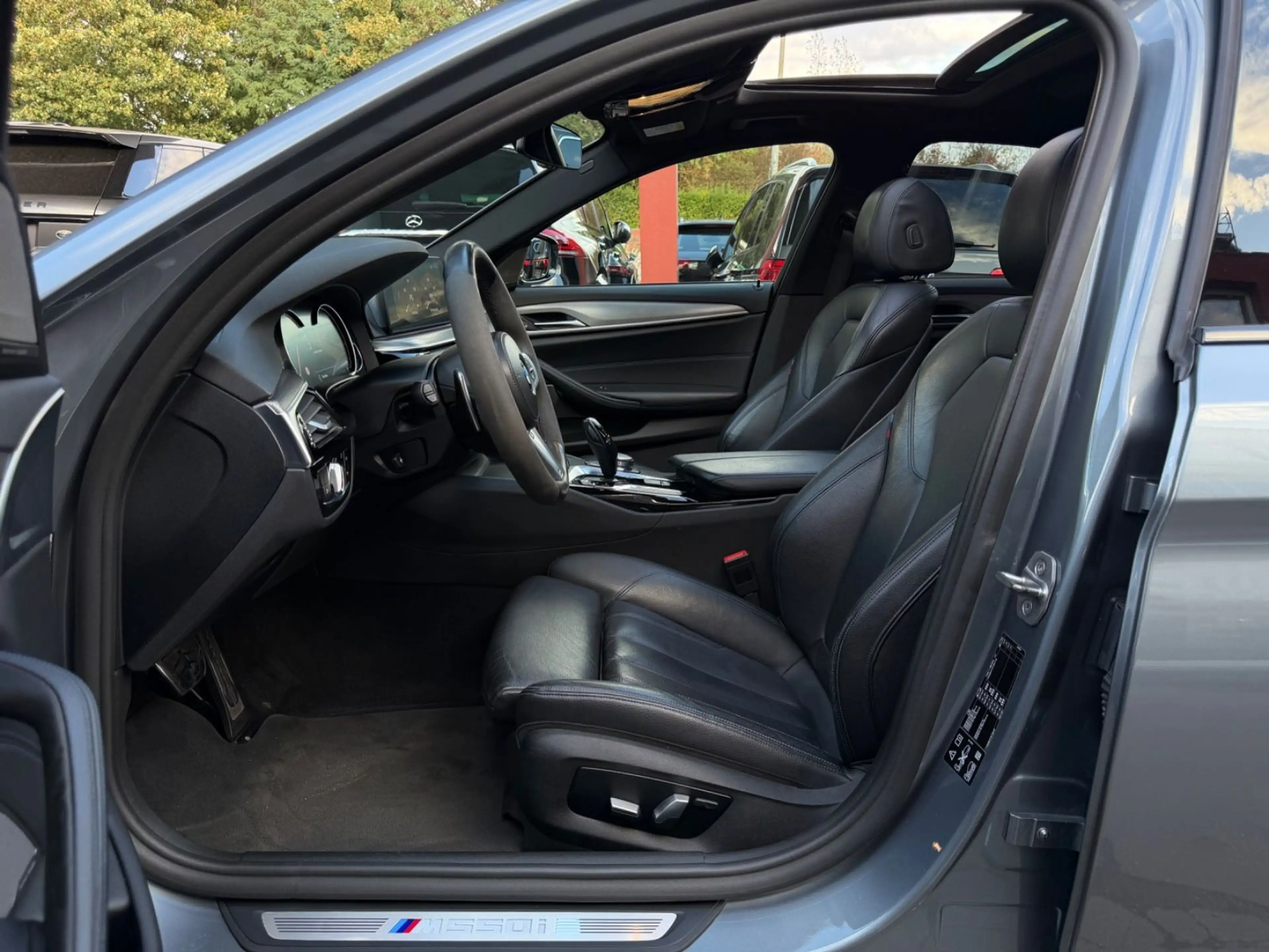 BMW 550 i xDri NAVI/LEDER/GLASDACH/20ZOLL/HUD/HARMAN — photo 10