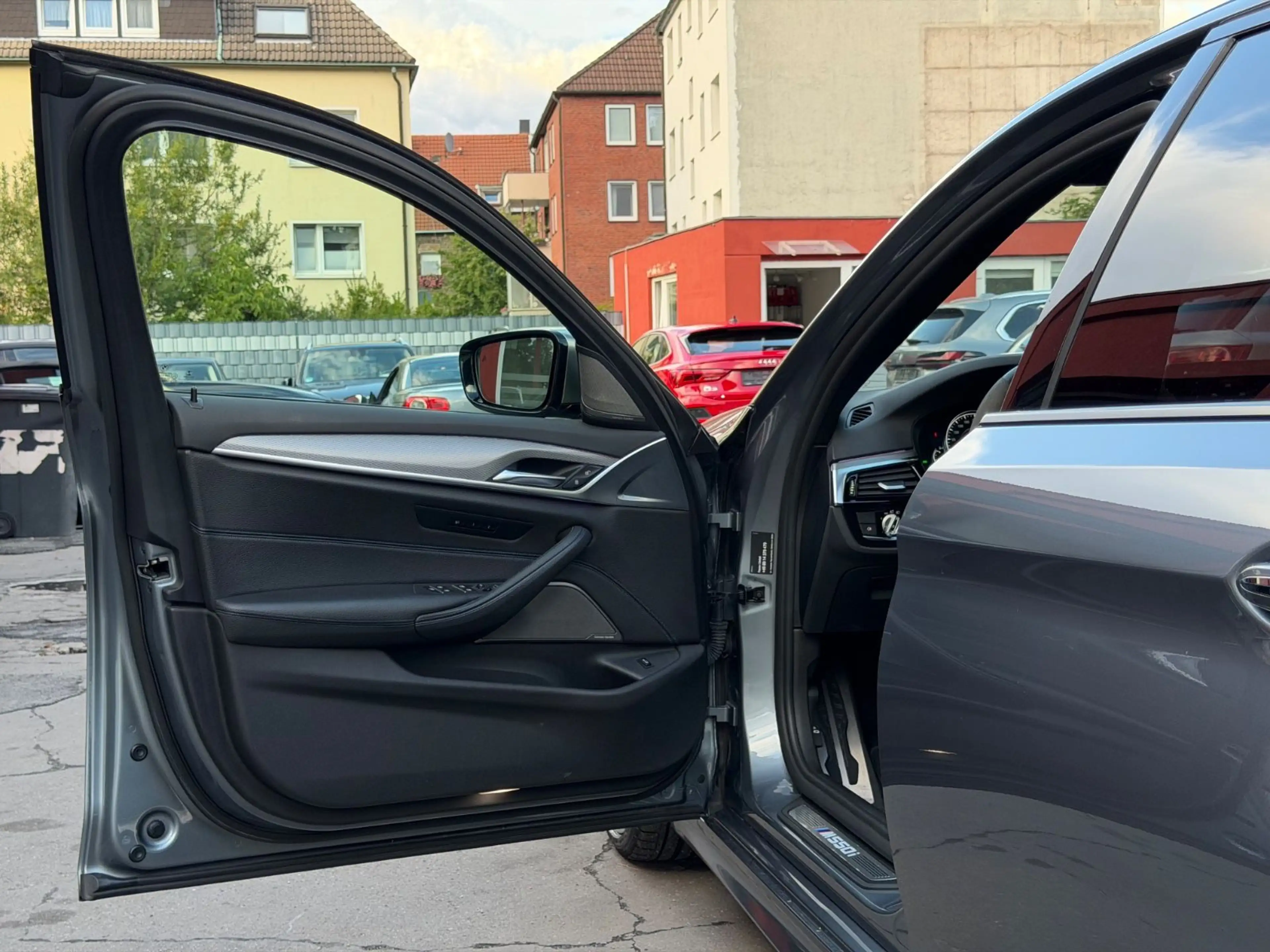 BMW 550 i xDri NAVI/LEDER/GLASDACH/20ZOLL/HUD/HARMAN — photo 6