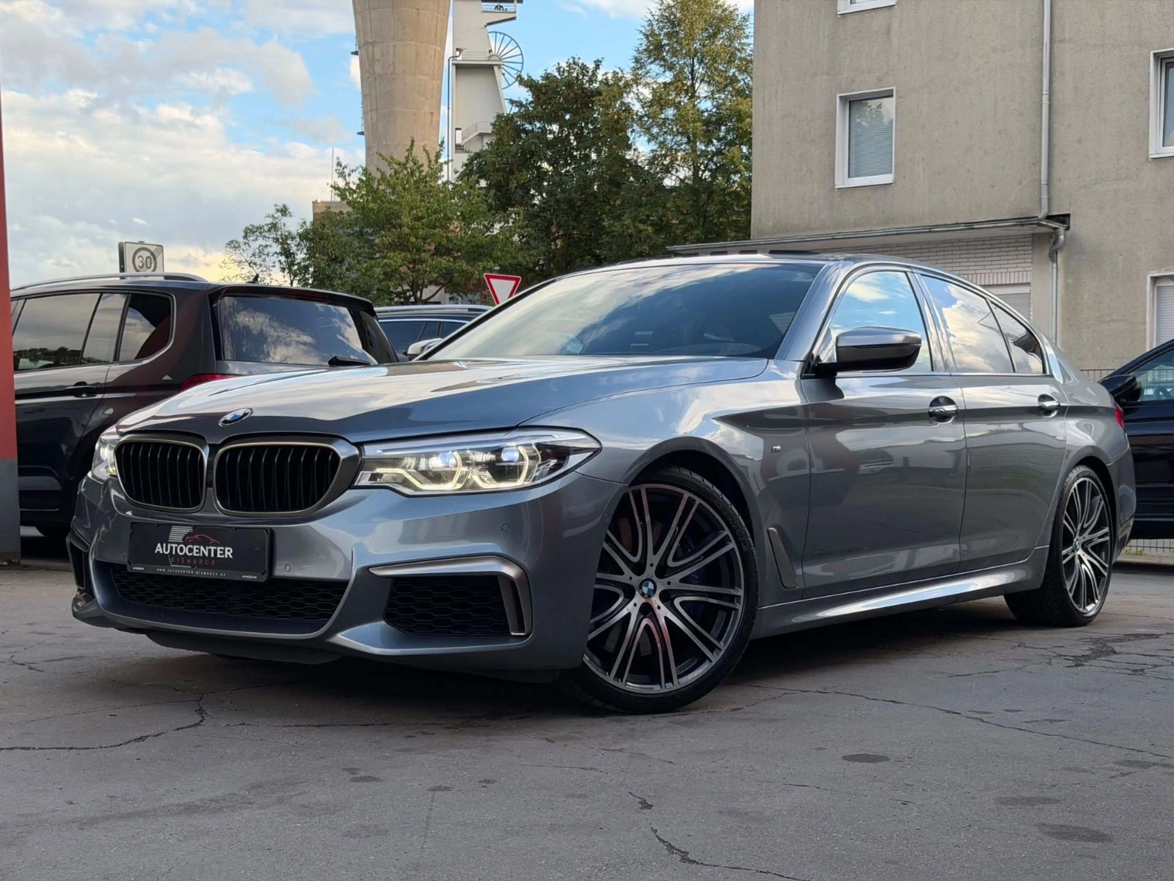 BMW 550 i xDri NAVI/LEDER/GLASDACH/20ZOLL/HUD/HARMAN