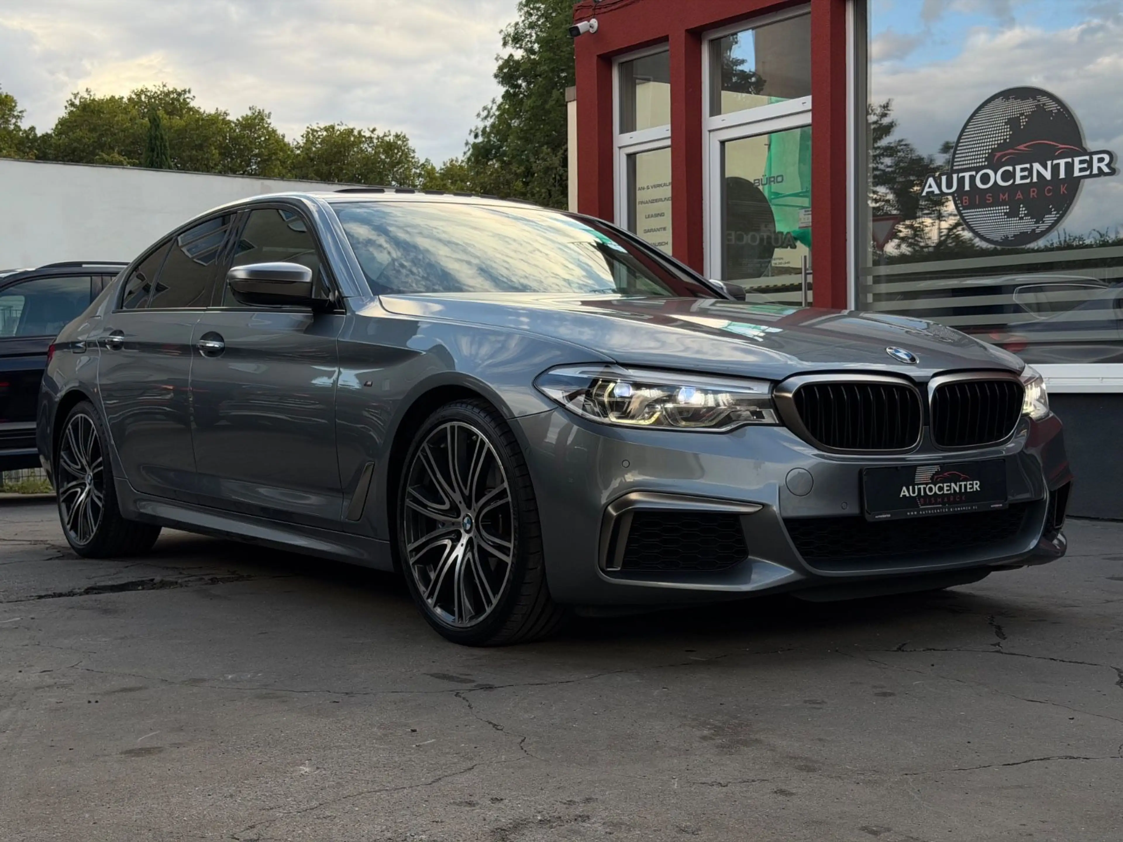BMW 550 i xDri NAVI/LEDER/GLASDACH/20ZOLL/HUD/HARMAN — photo 2