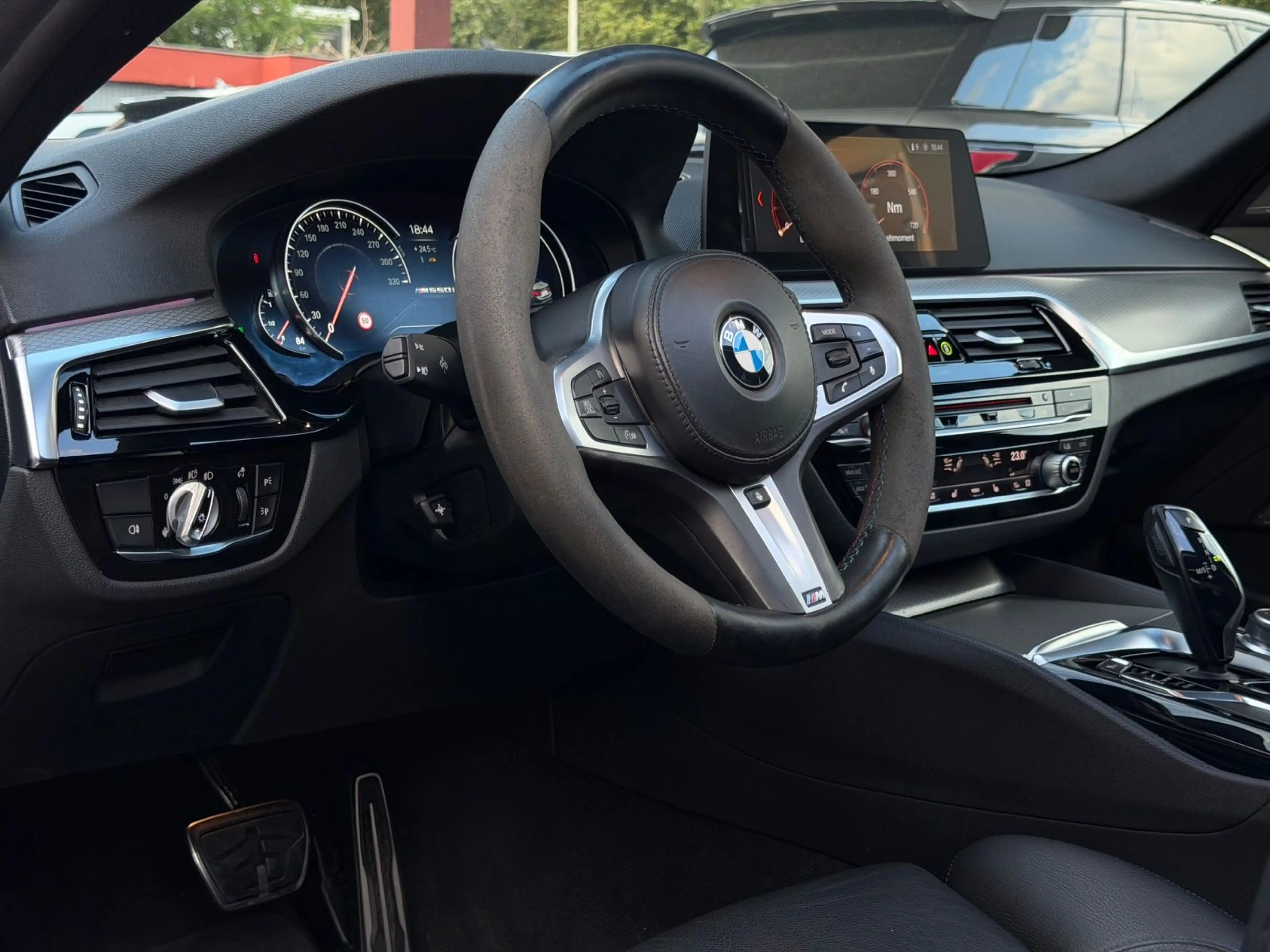 BMW 550 i xDri NAVI/LEDER/GLASDACH/20ZOLL/HUD/HARMAN — photo 9