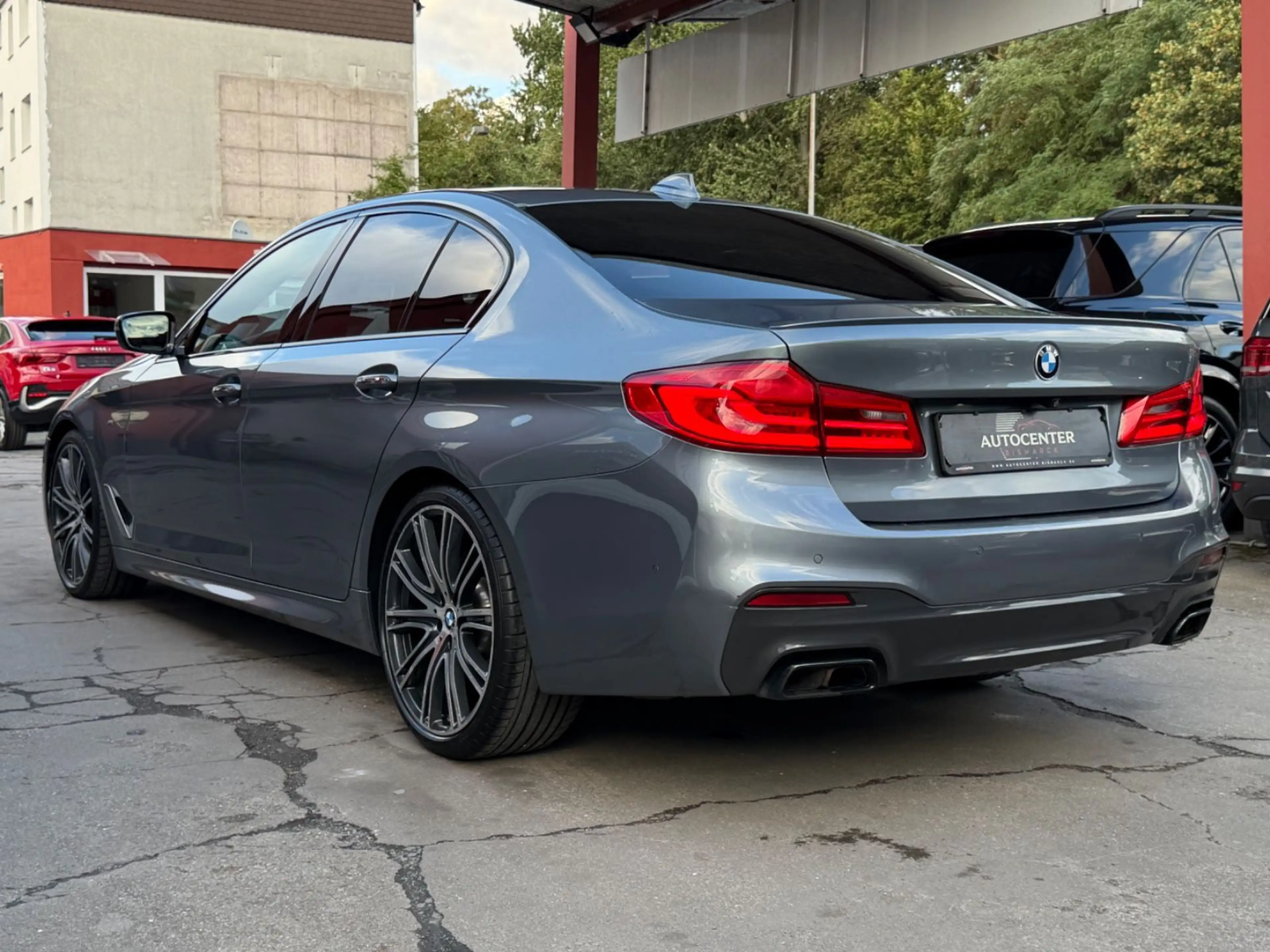BMW 550 i xDri NAVI/LEDER/GLASDACH/20ZOLL/HUD/HARMAN — photo 5