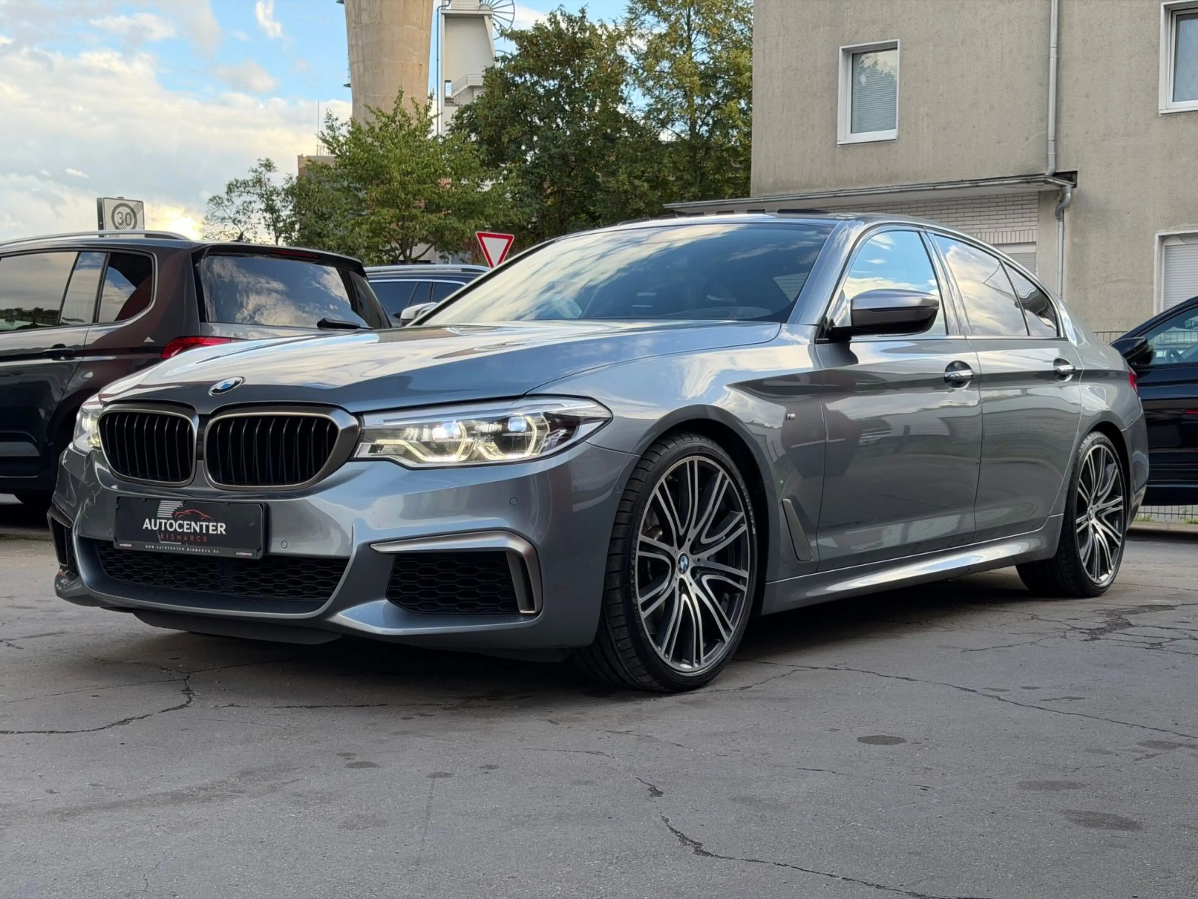BMW 550 i xDri NAVI/LEDER/GLASDACH/20ZOLL/HUD/HARMAN — photo 3