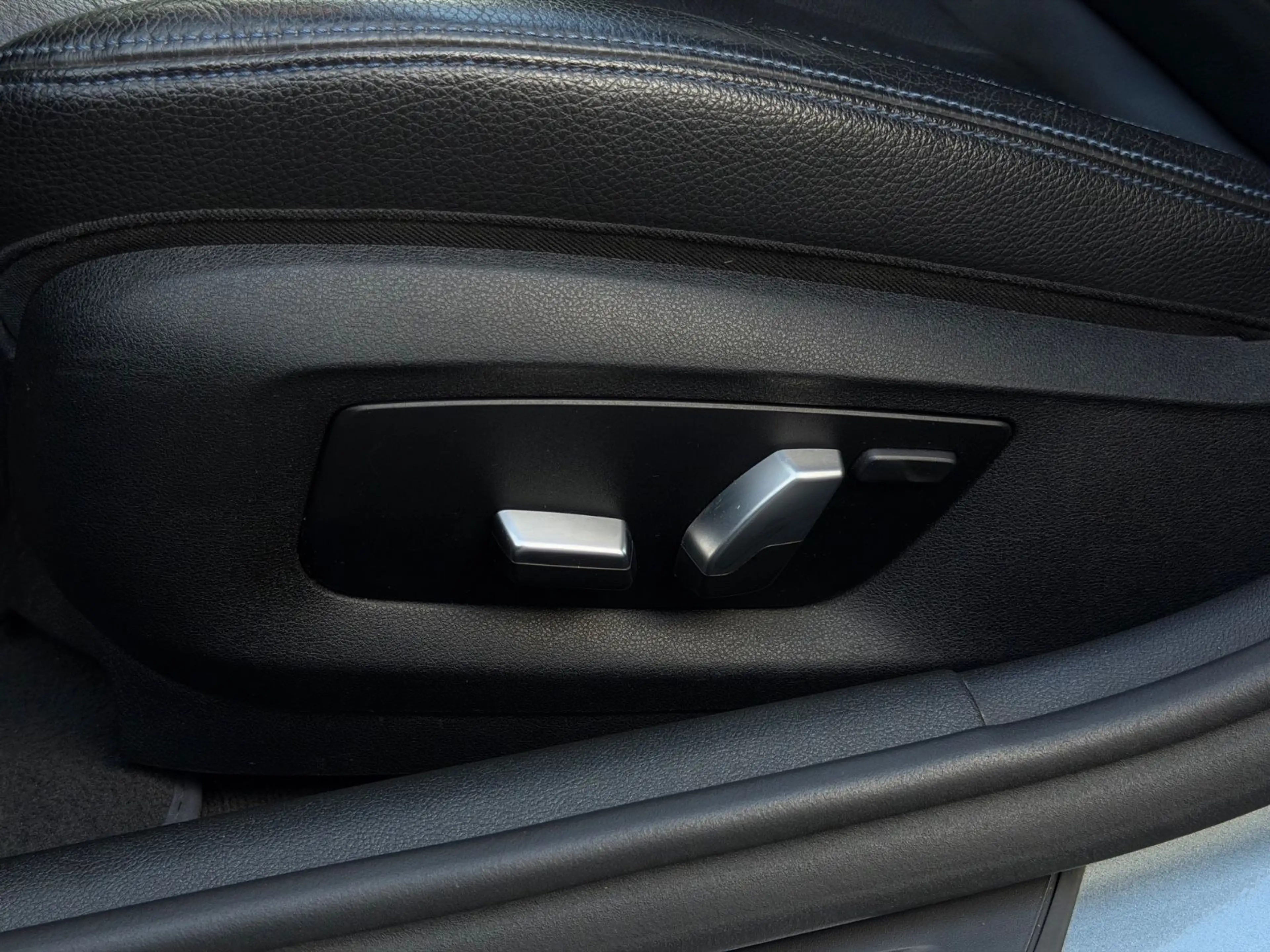 BMW 550 i xDri NAVI/LEDER/GLASDACH/20ZOLL/HUD/HARMAN — photo 11