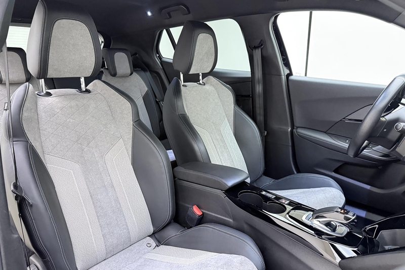 Peugeot e-2008 EV GT Pack 50 kWh | Achteruitrijcamera | Cruise co — photo 13