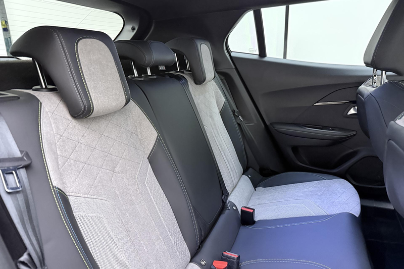 Peugeot e-2008 EV GT Pack 50 kWh | Achteruitrijcamera | Cruise co — photo 14