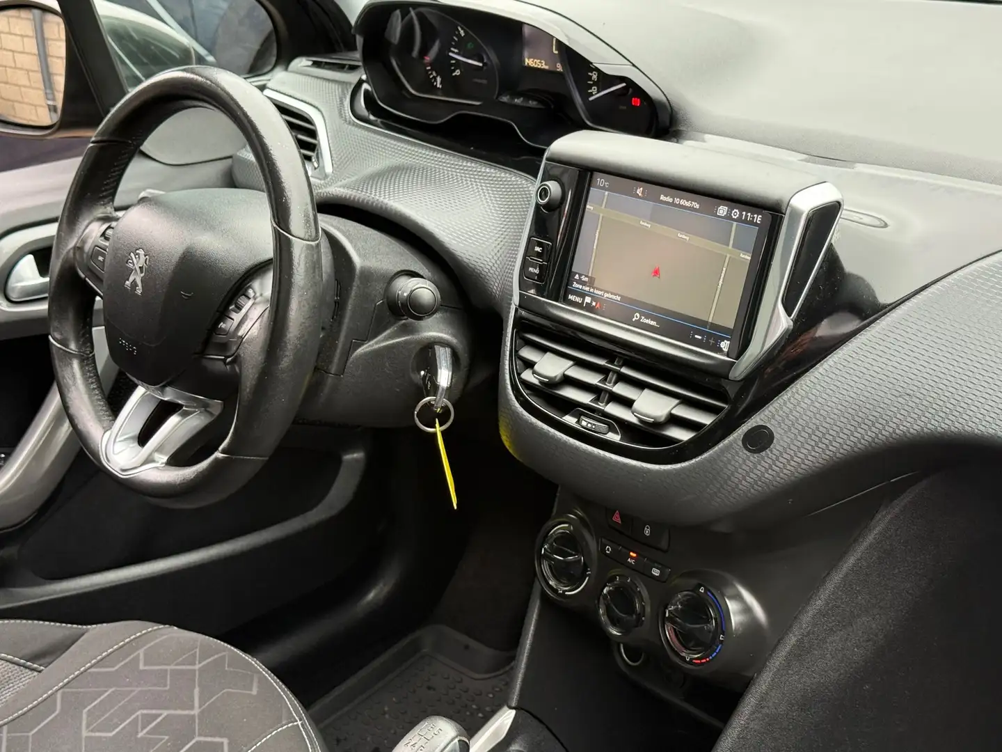 Peugeot 2008 1.2 PureTech Blue Lion Panodak Navi Cruise Airco P Grijs - 2