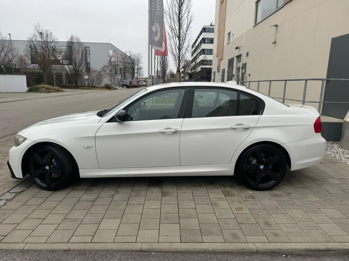 BMW 330 330i Aut. x Drive Weiß - 2