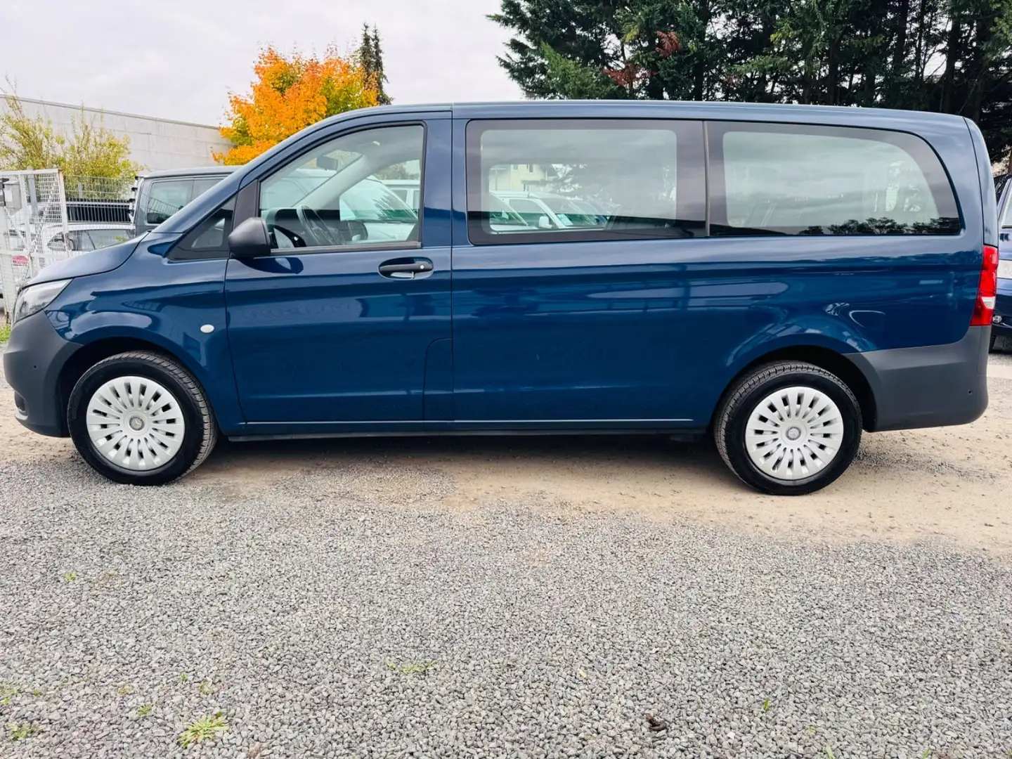 Mercedes-Benz Vito Tourer 114 CDI 9-GTronic/4Matic/Lang/Navi Blau - 2