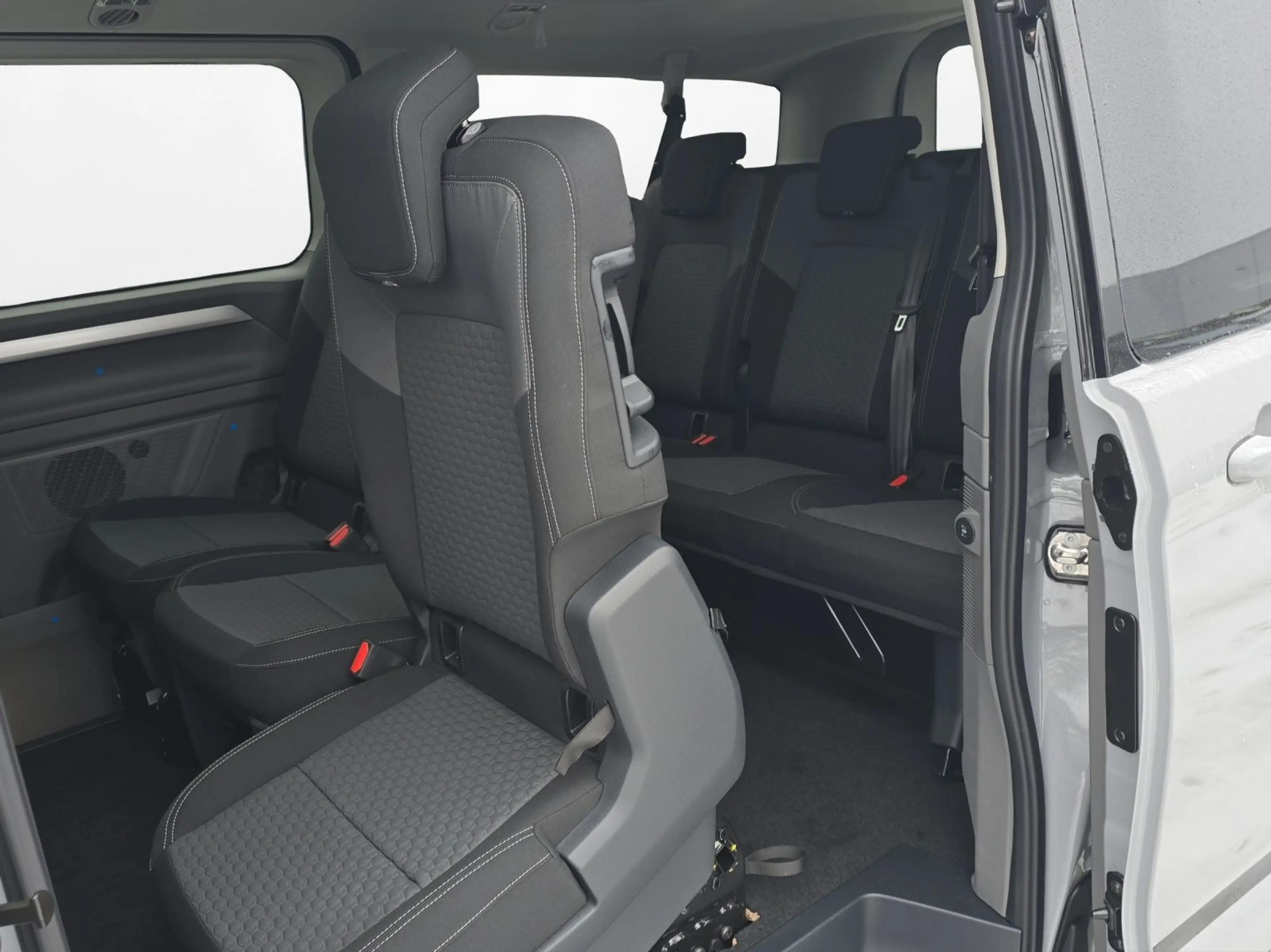 Volkswagen T7 Caravelle Lang Edition Pano Navi Standheizung — photo 3