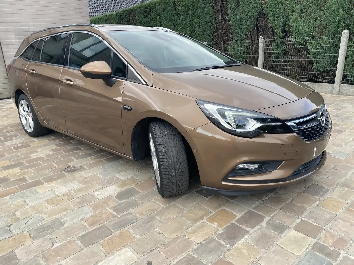Opel Astra 1.6 D (CDTI) Start/Stop Sports Tourer Innovation Brązowy - 1