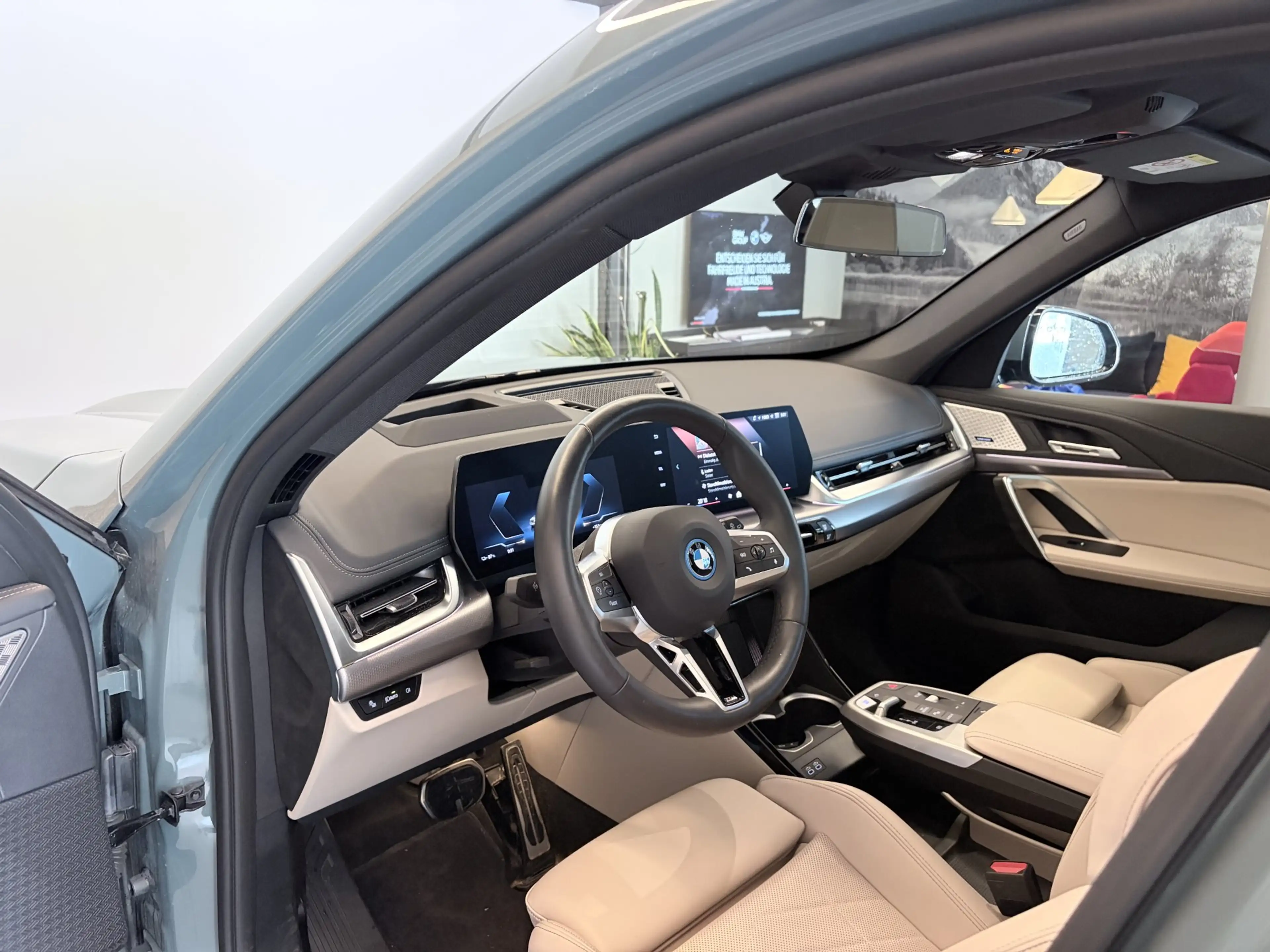 BMW iX1 xDrive30 — photo 9