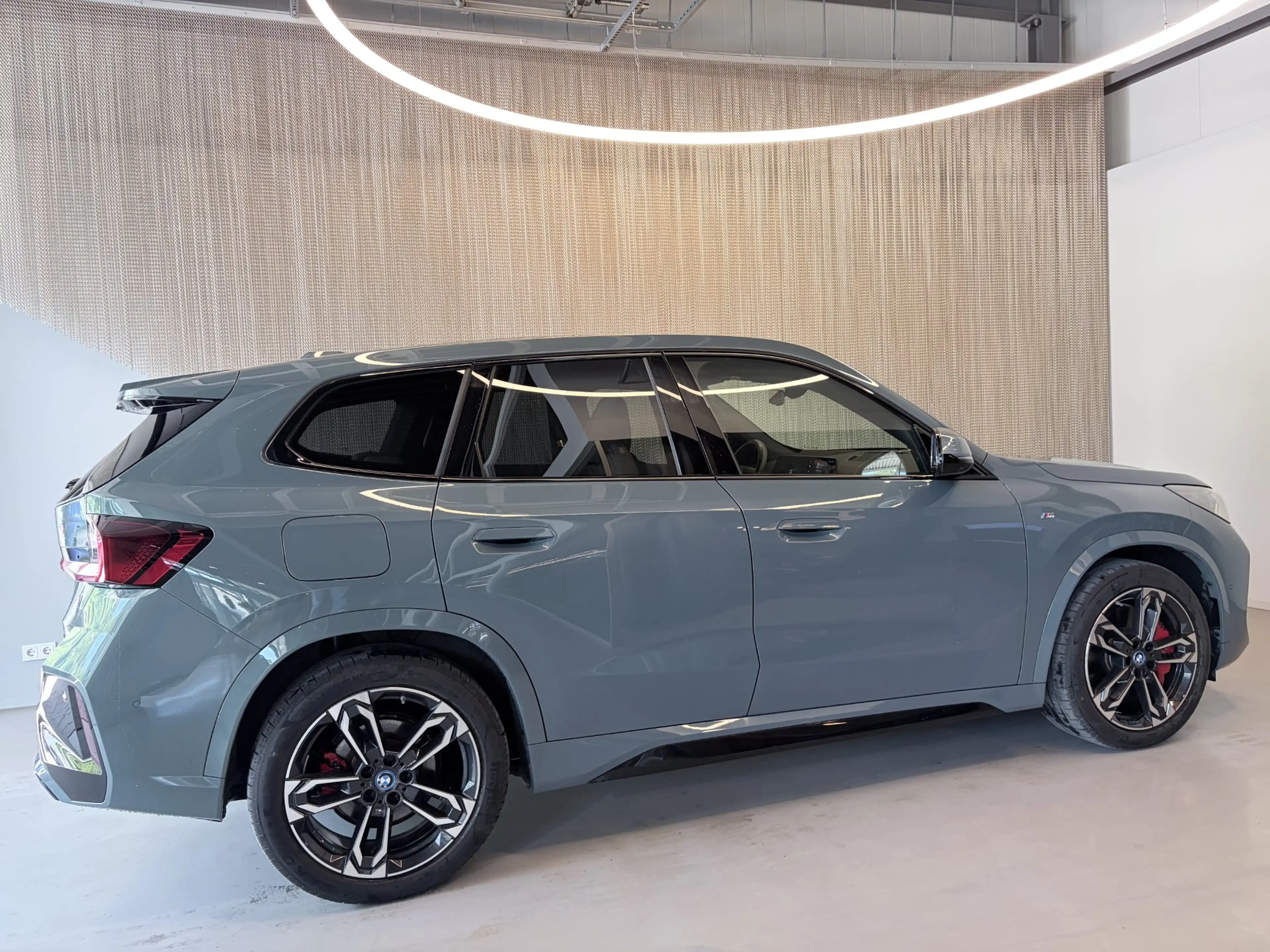BMW iX1 xDrive30 — photo 6