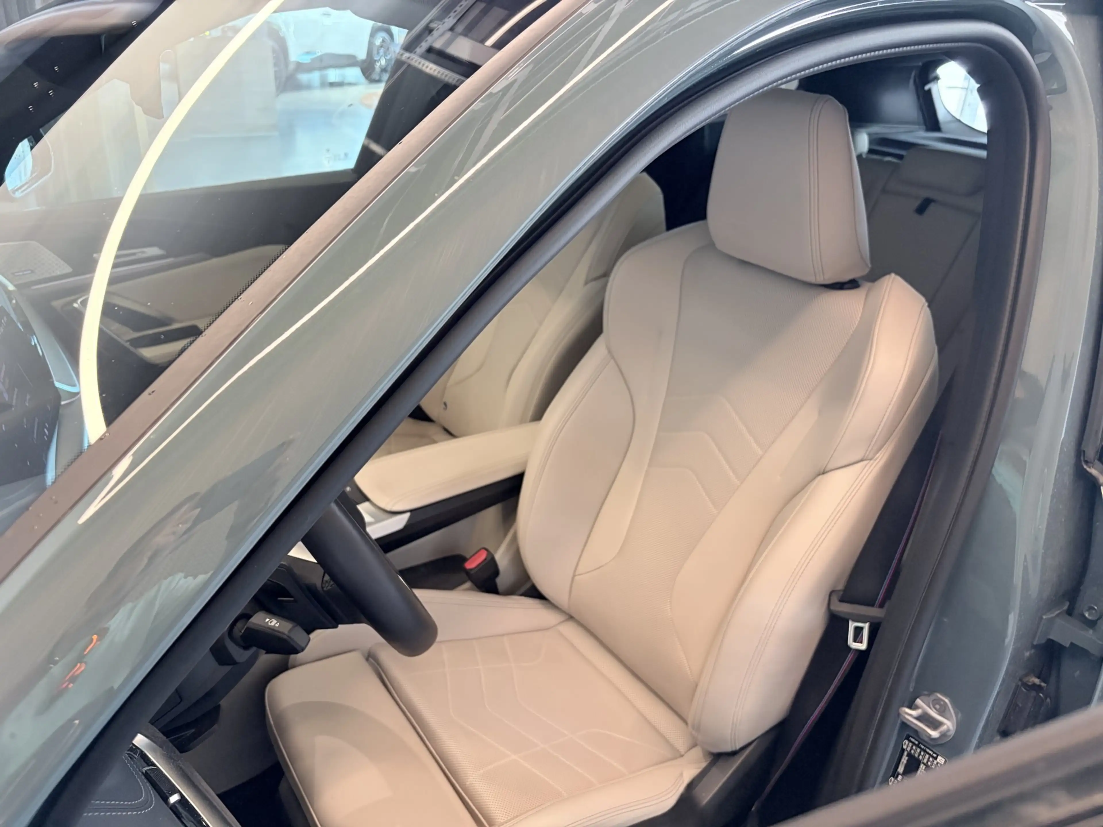 BMW iX1 xDrive30 — photo 7