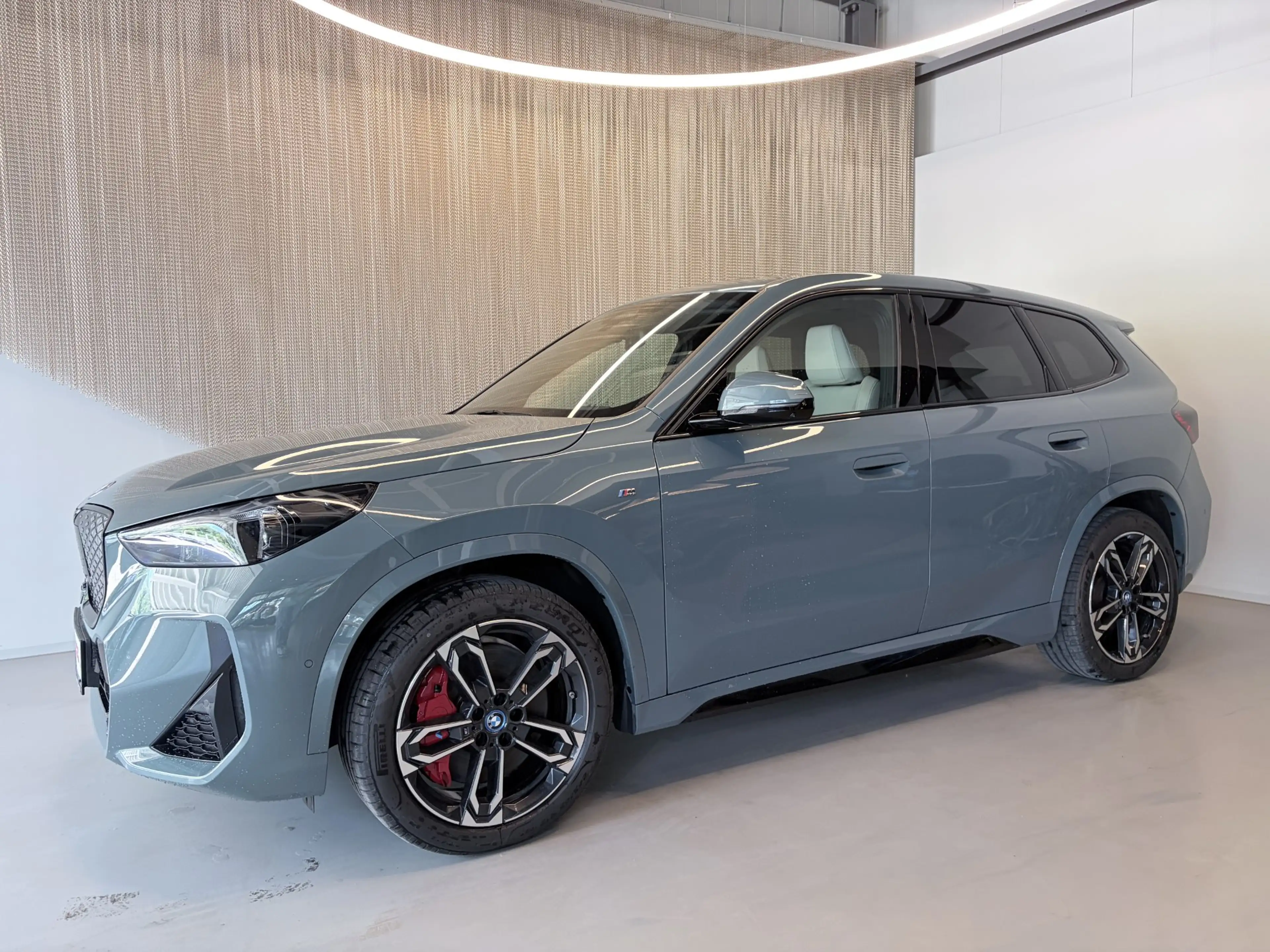 BMW iX1 xDrive30 — photo 3