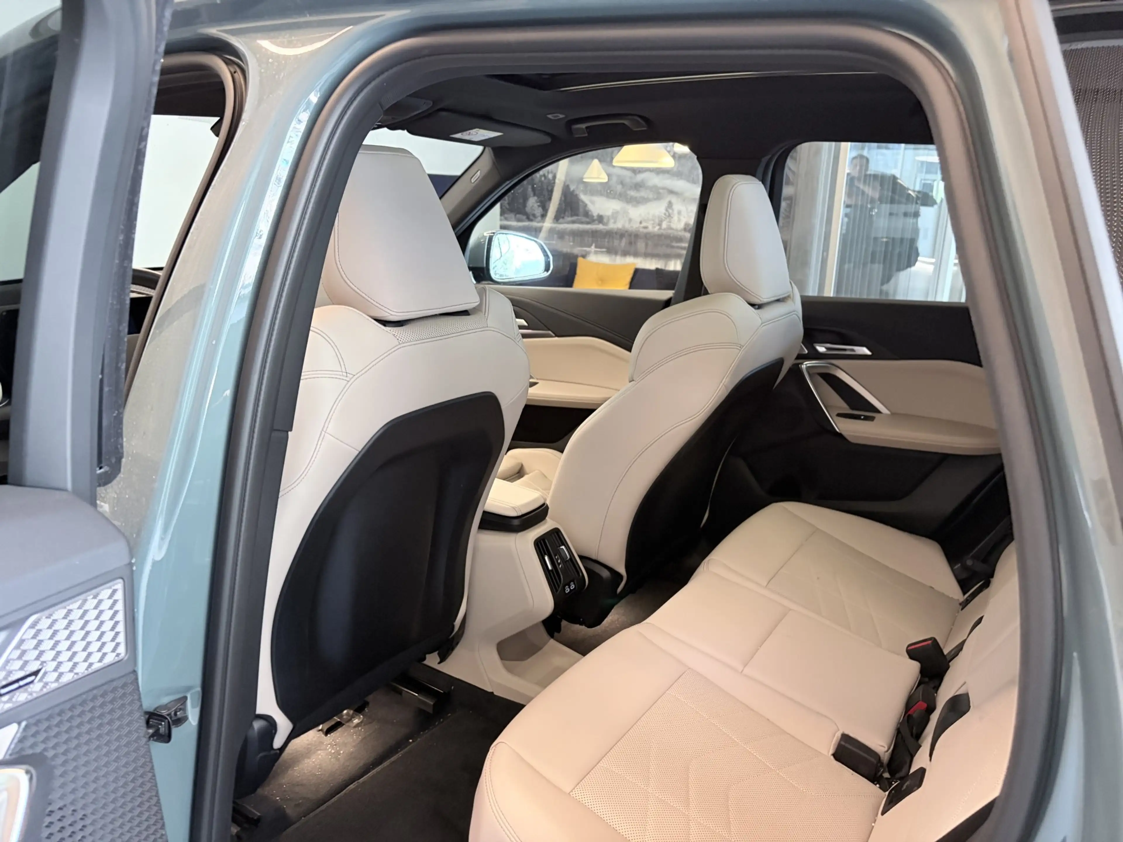 BMW iX1 xDrive30 — photo 15