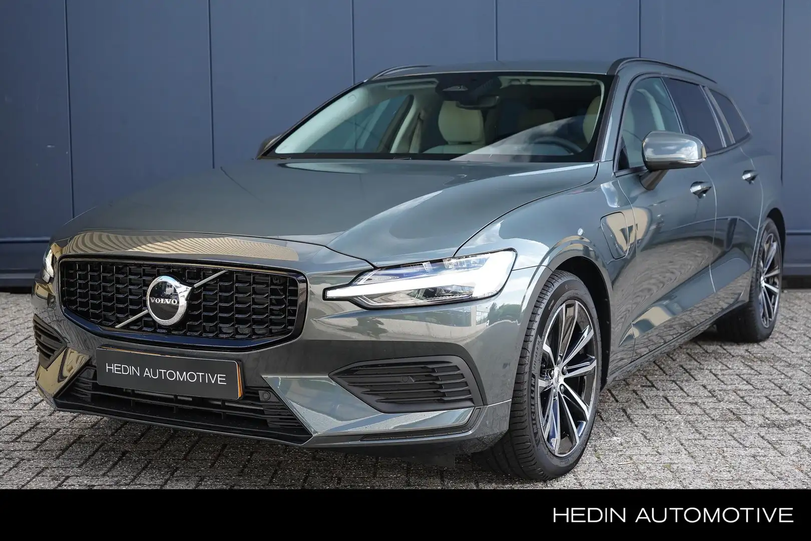 Volvo V60 2.0 T6 Plug-in hybrid AWD Essential Edition | Trek Groen - 1