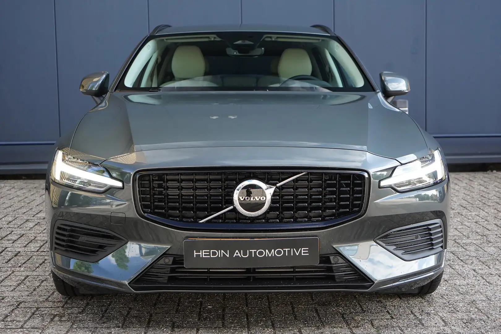 Volvo V60 2.0 T6 Plug-in hybrid AWD Essential Edition | Trek Groen - 2