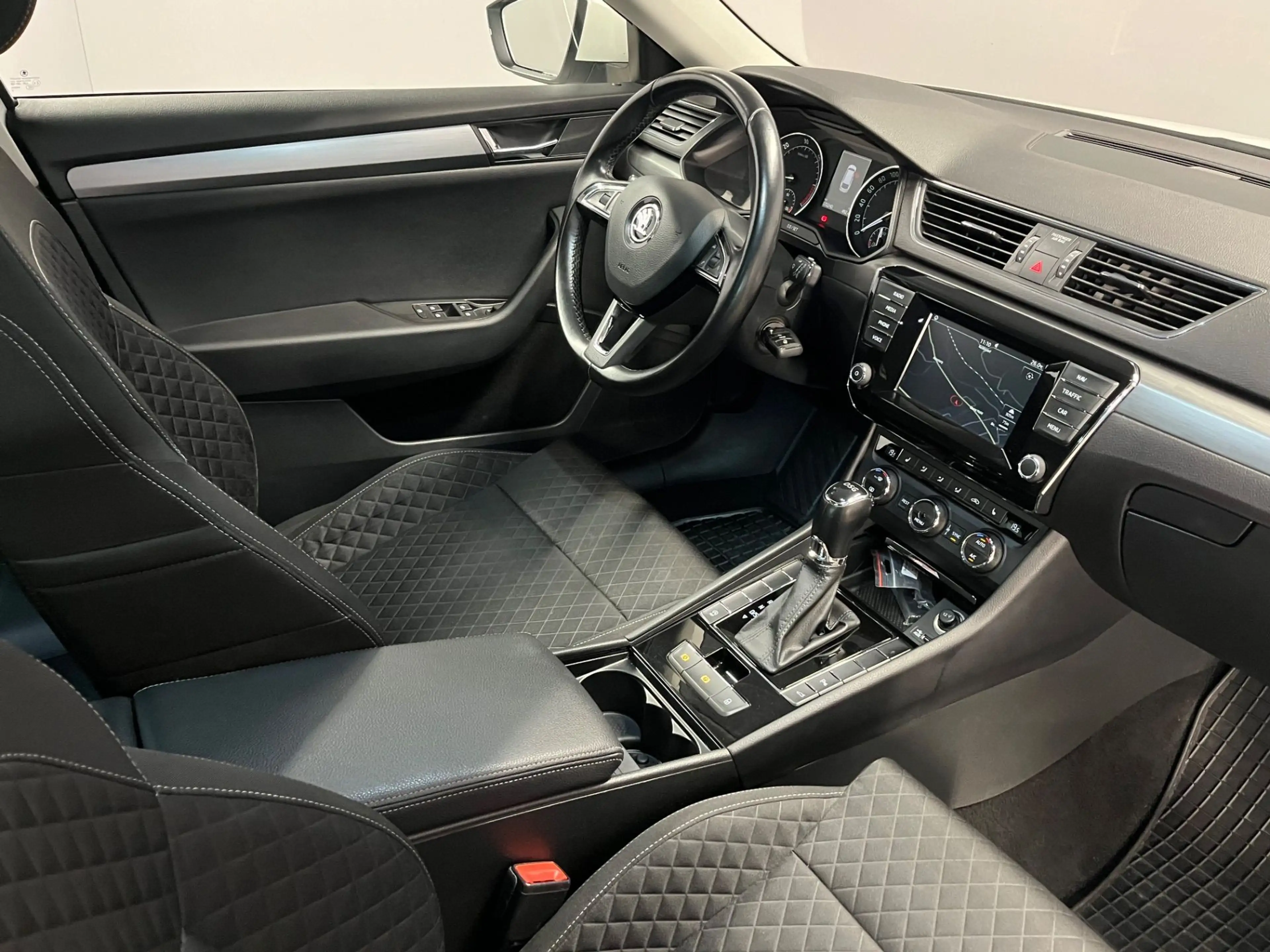 Skoda Superb 1.6 TDI Style ***AHK-schwenkbar*** — photo 2