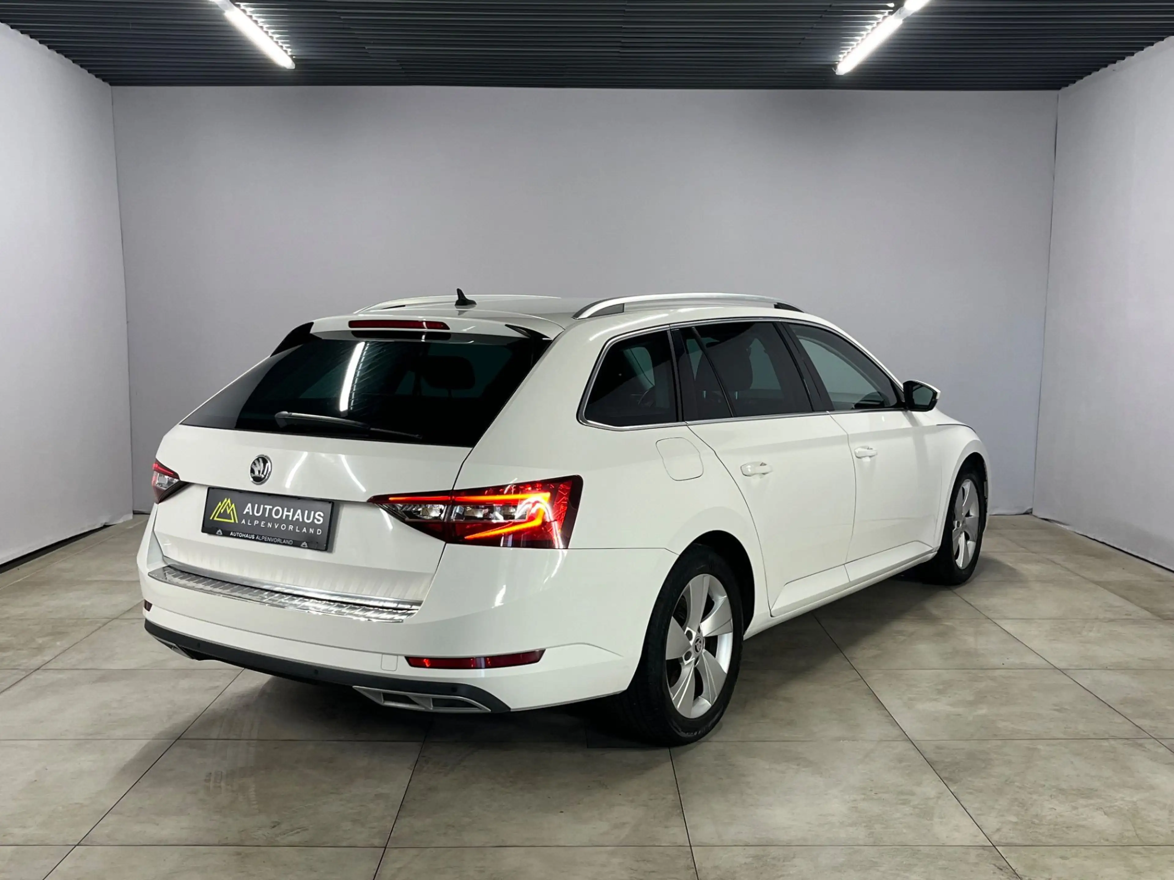 Skoda Superb 1.6 TDI Style ***AHK-schwenkbar*** — photo 9