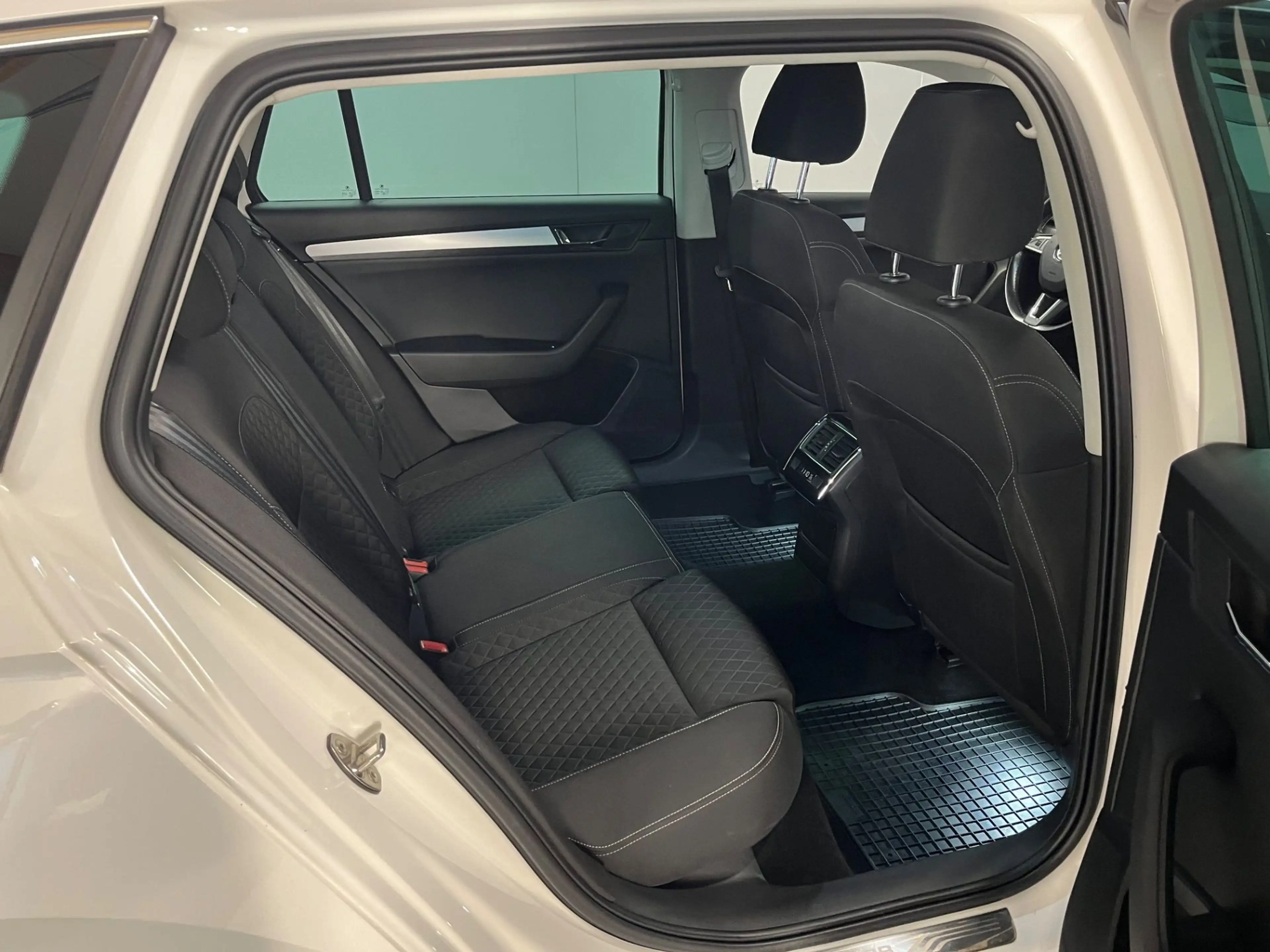 Skoda Superb 1.6 TDI Style ***AHK-schwenkbar*** — photo 14