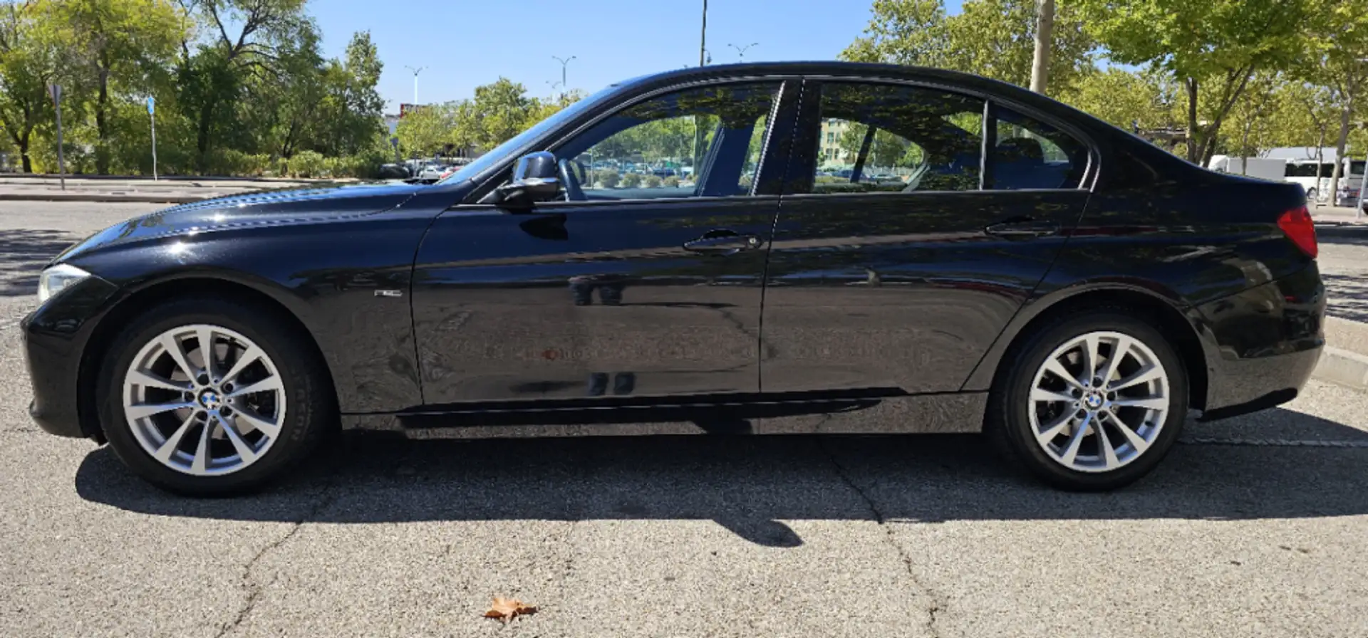 BMW 320 320dA Sport Schwarz - 2