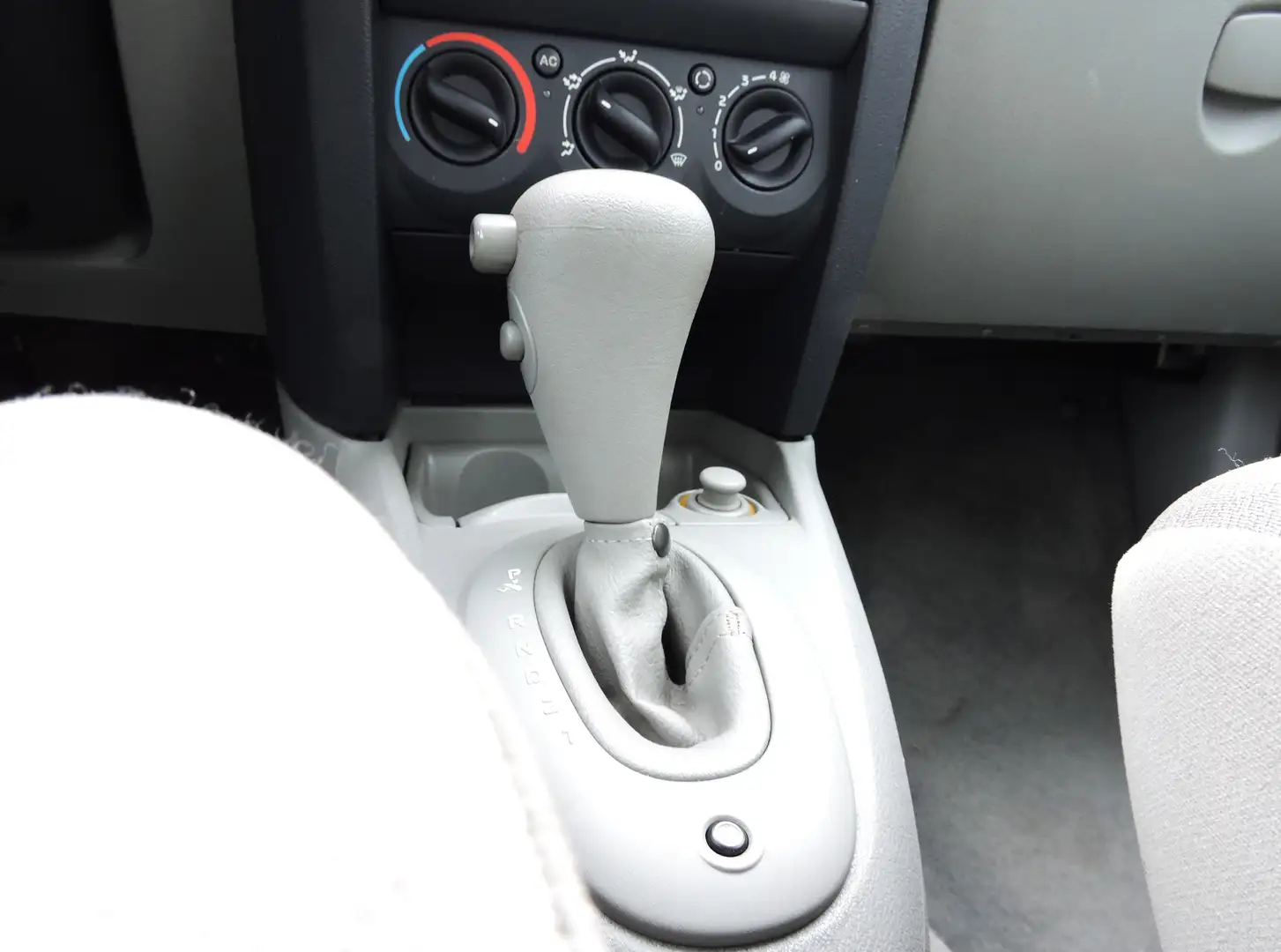 Renault Clio Clio Privilège 1,4 16V Aut. Privilège Grau - 2