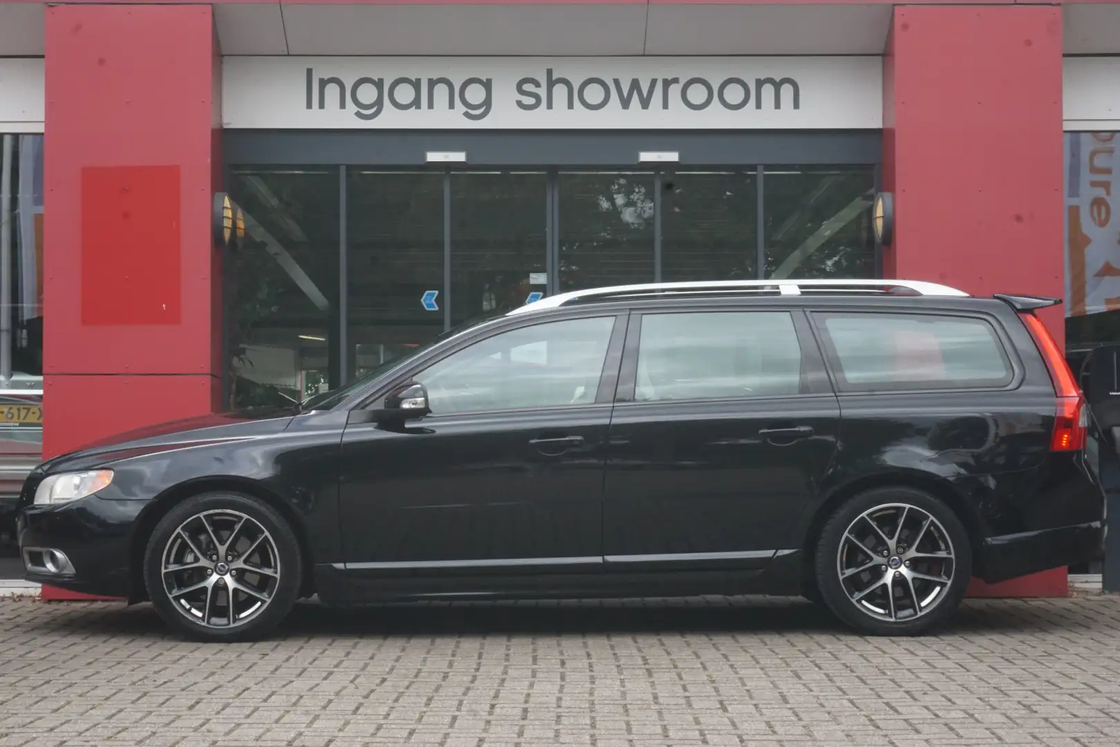Volvo V70 2.0T R-Edition | Origineel NL | Leder | Navigatie Noir - 2