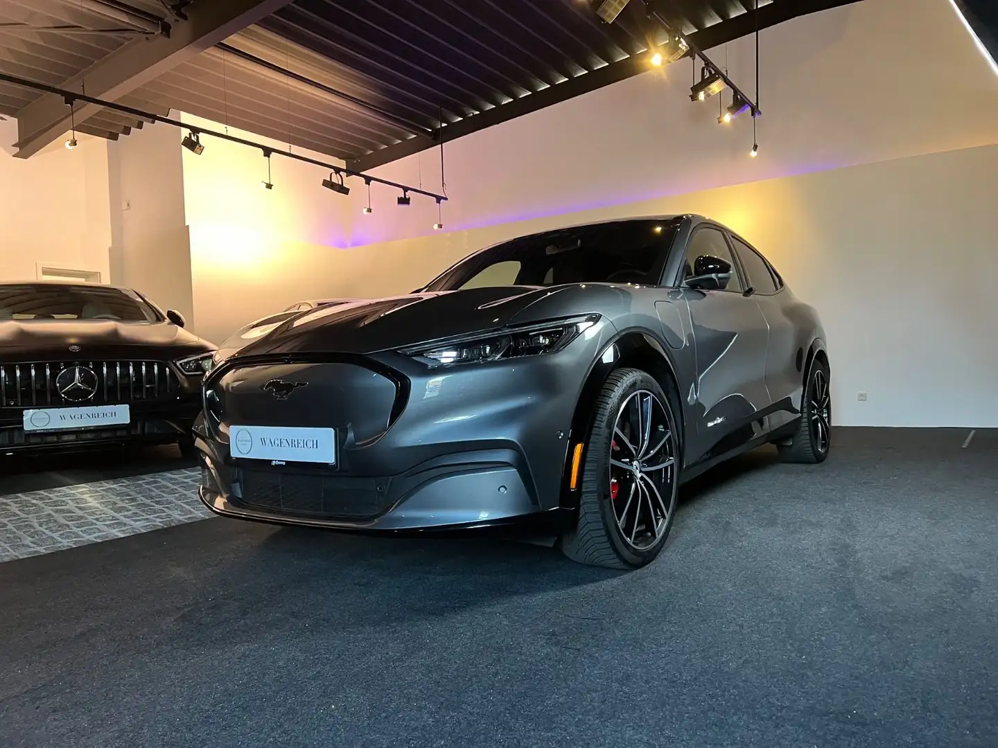 Ford Mustang Mach-E Premium ab278€ monatlich Grau - 2