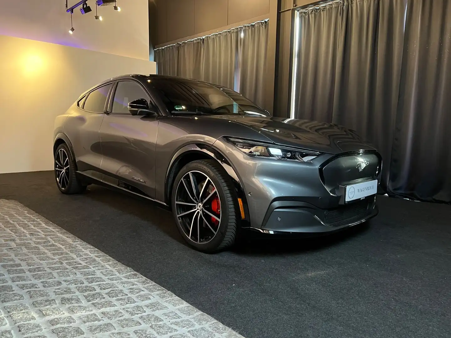 Ford Mustang Mach-E Premium ab278€ monatlich Grau - 1