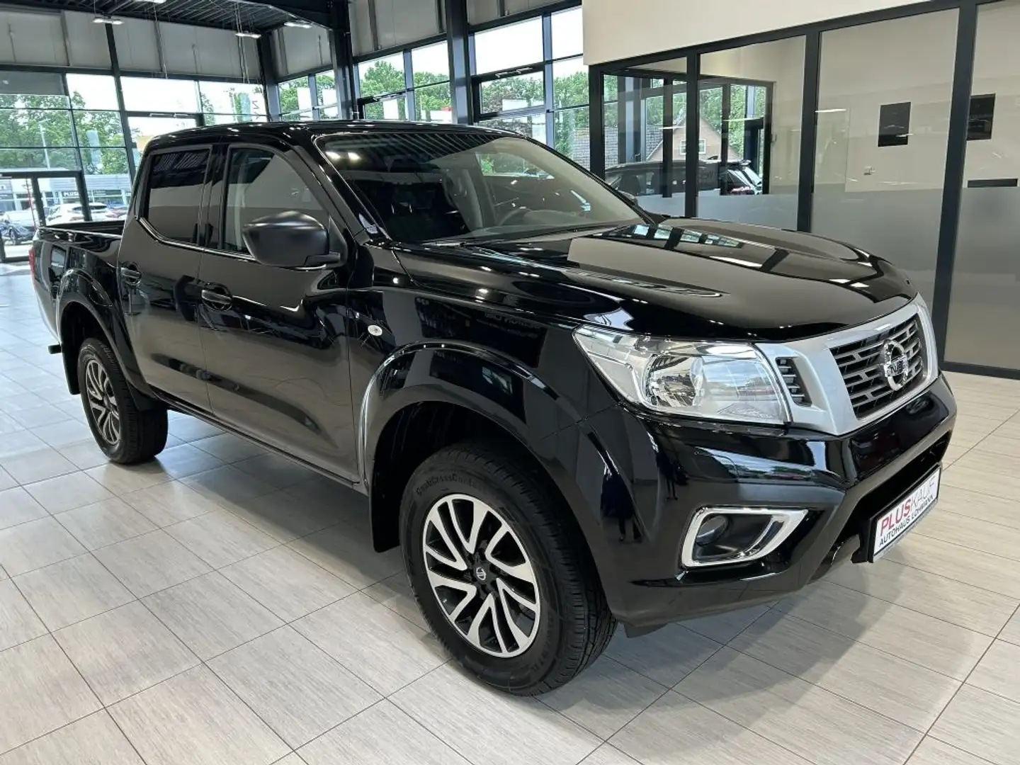 Nissan Navara DC 4x4 S&S Visia Schwarz - 2
