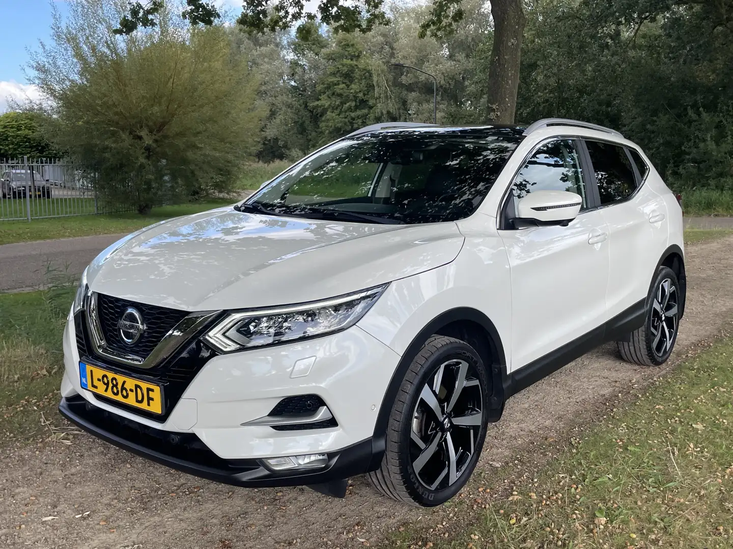 Nissan Qashqai 1.3 DIG-T Tekna // PanoDak // Leder // Trekhaak // Wit - 2