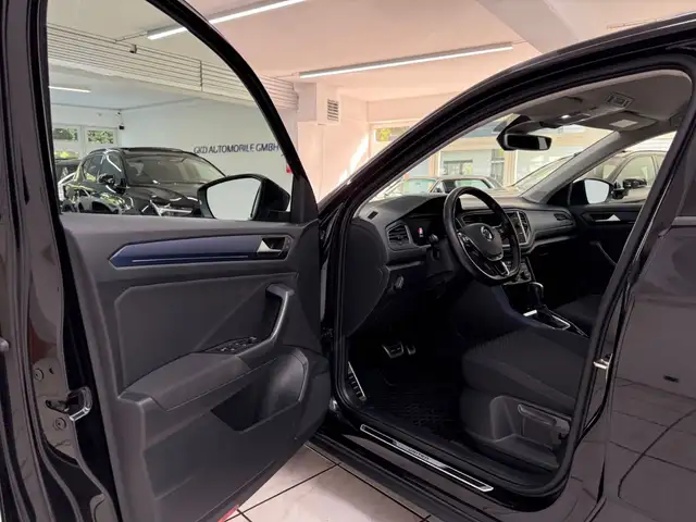 Volkswagen T-Roc view 6