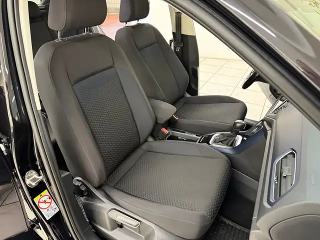 Volkswagen T-Roc view 11