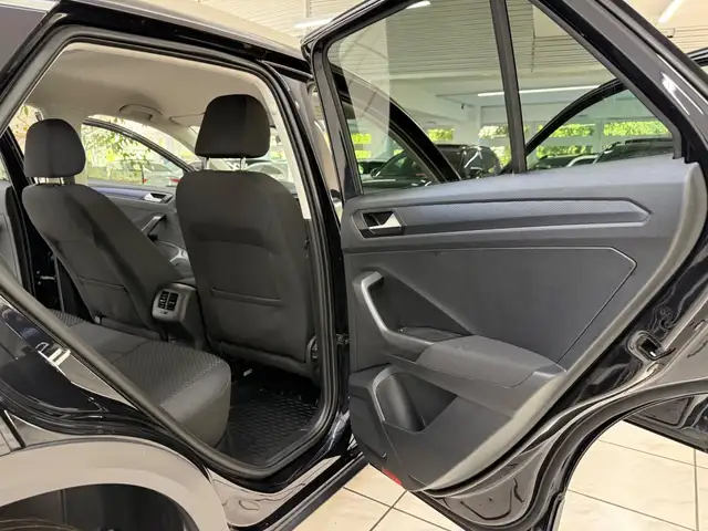 Volkswagen T-Roc view 9