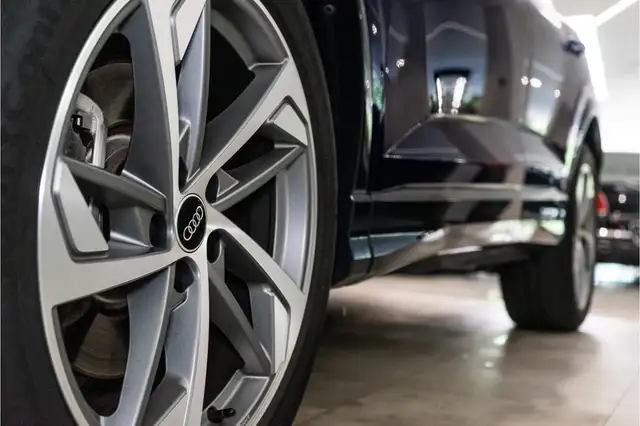 Audi Q3 view 14
