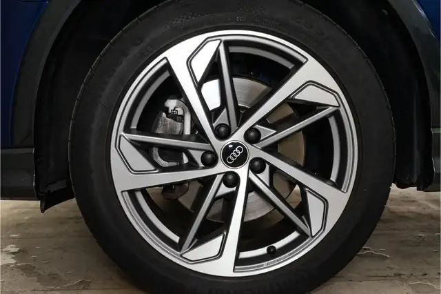Audi Q3 view 15