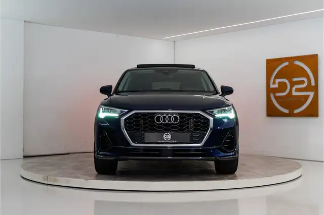Audi Q3 view 8